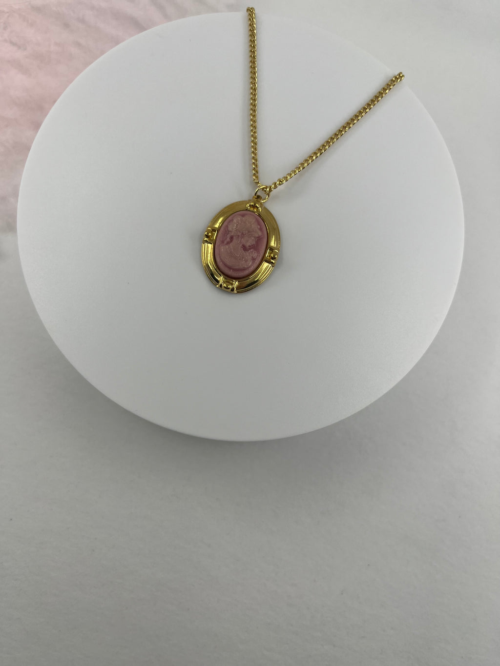Victorian necklace with Cameo pendant: 18K Gold Plated