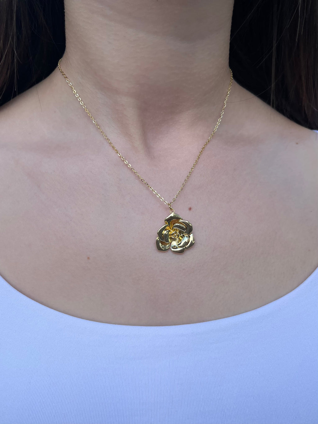Choker necklace with gold rose pendants: 18K Gold Plated