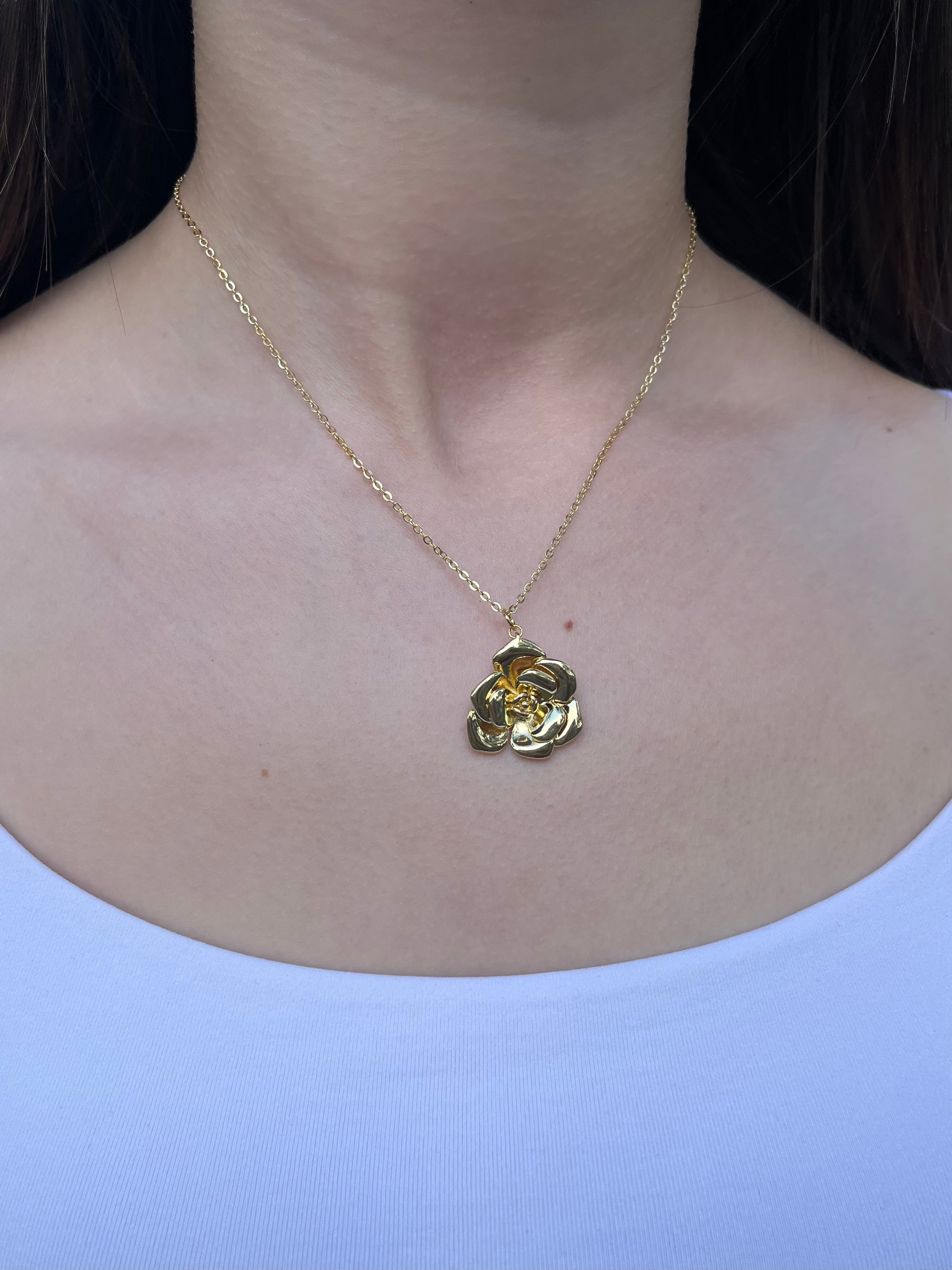 Choker necklace with gold rose pendants: 18K Gold Plated