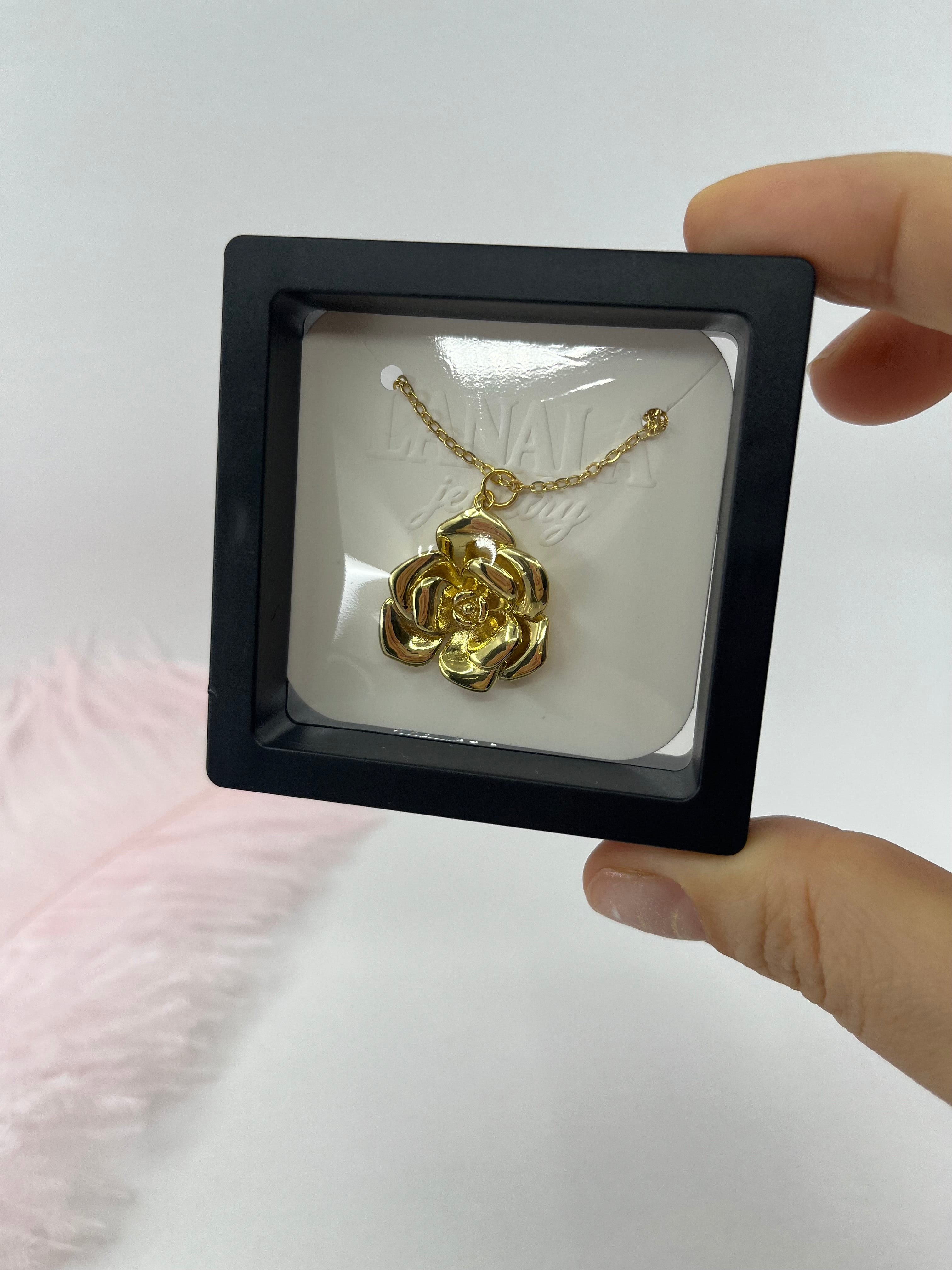 Choker necklace with gold rose pendants: 18K Gold Plated