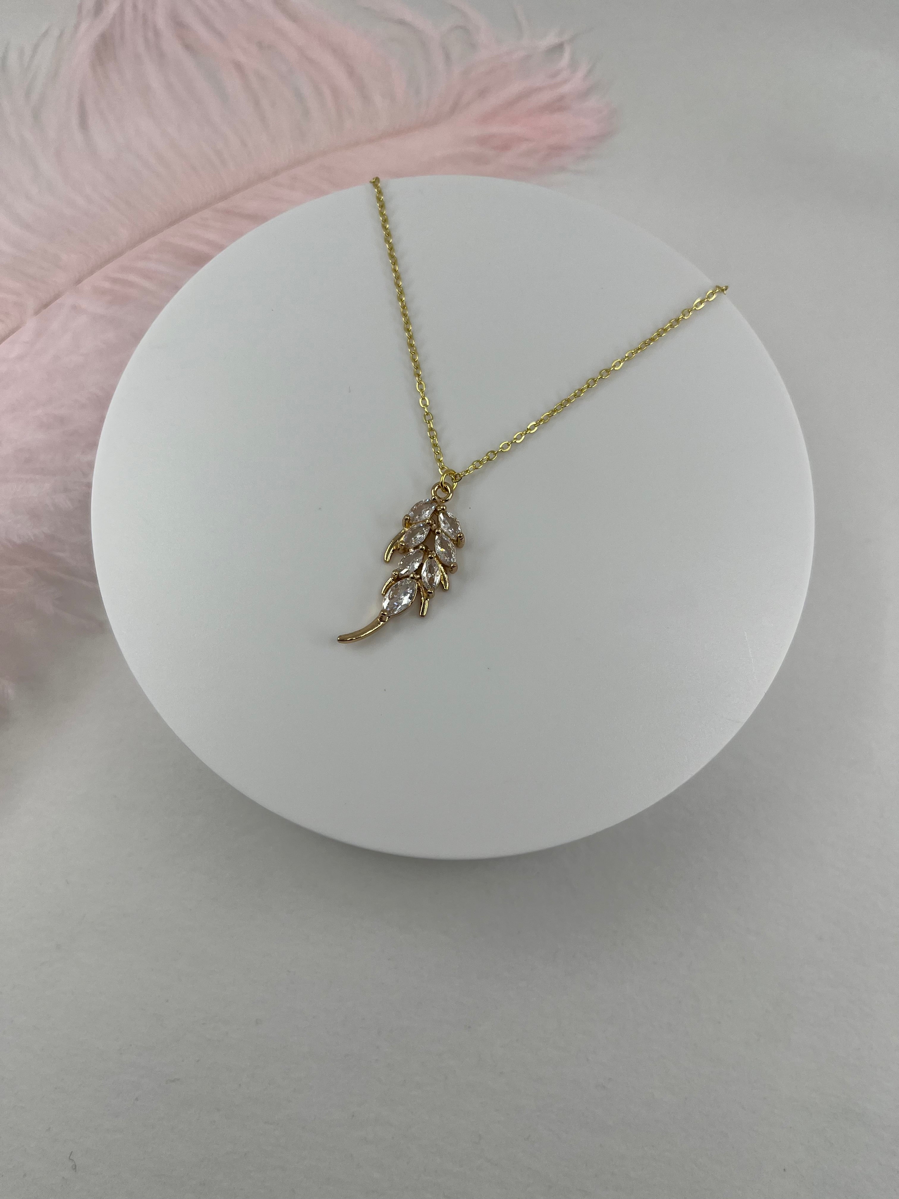 Choker necklace with zirconia leaf pendants: 18K Gold Plated