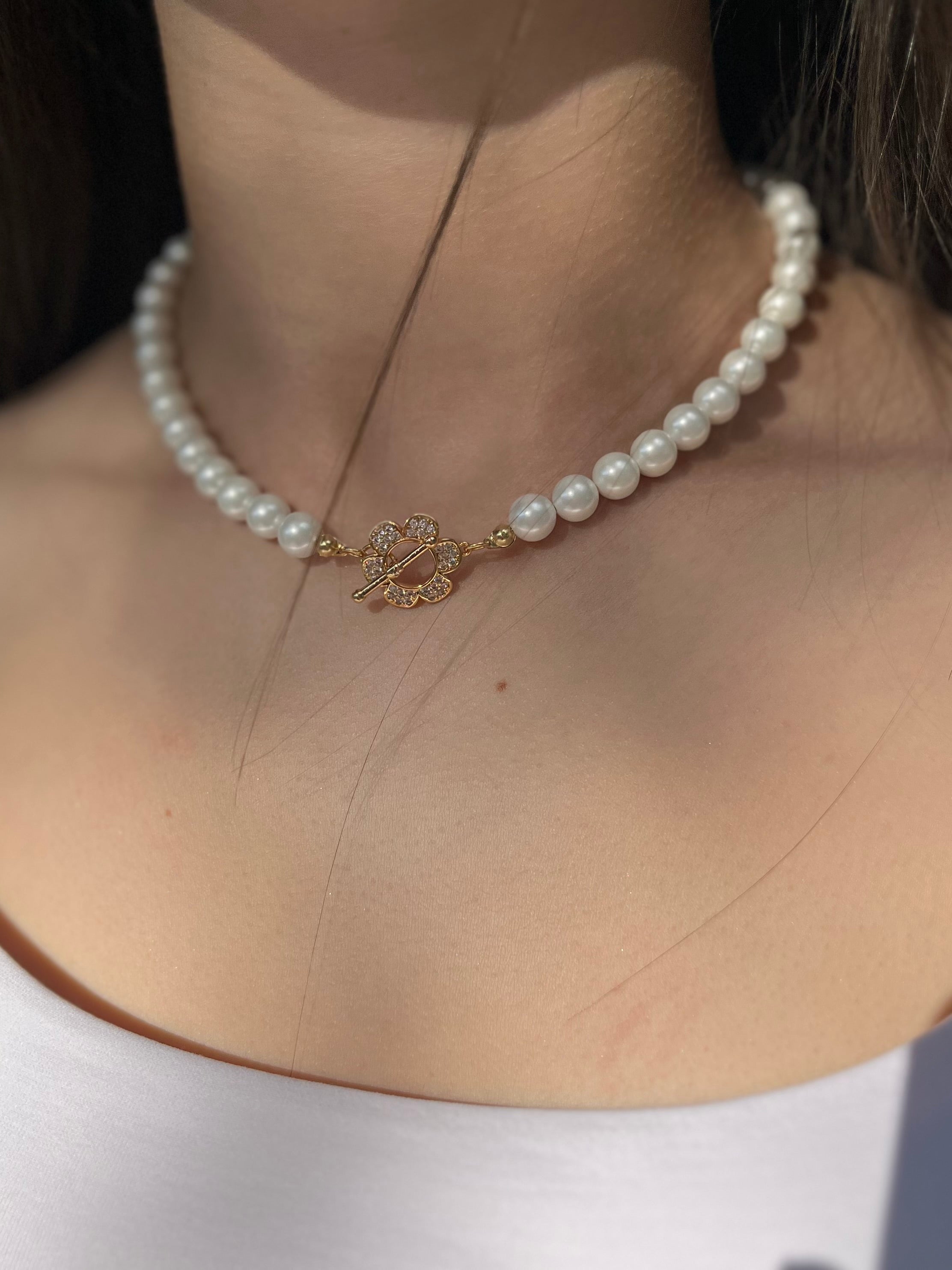 Shell Pearl Necklace with flower toggle: 18K Gold Plated