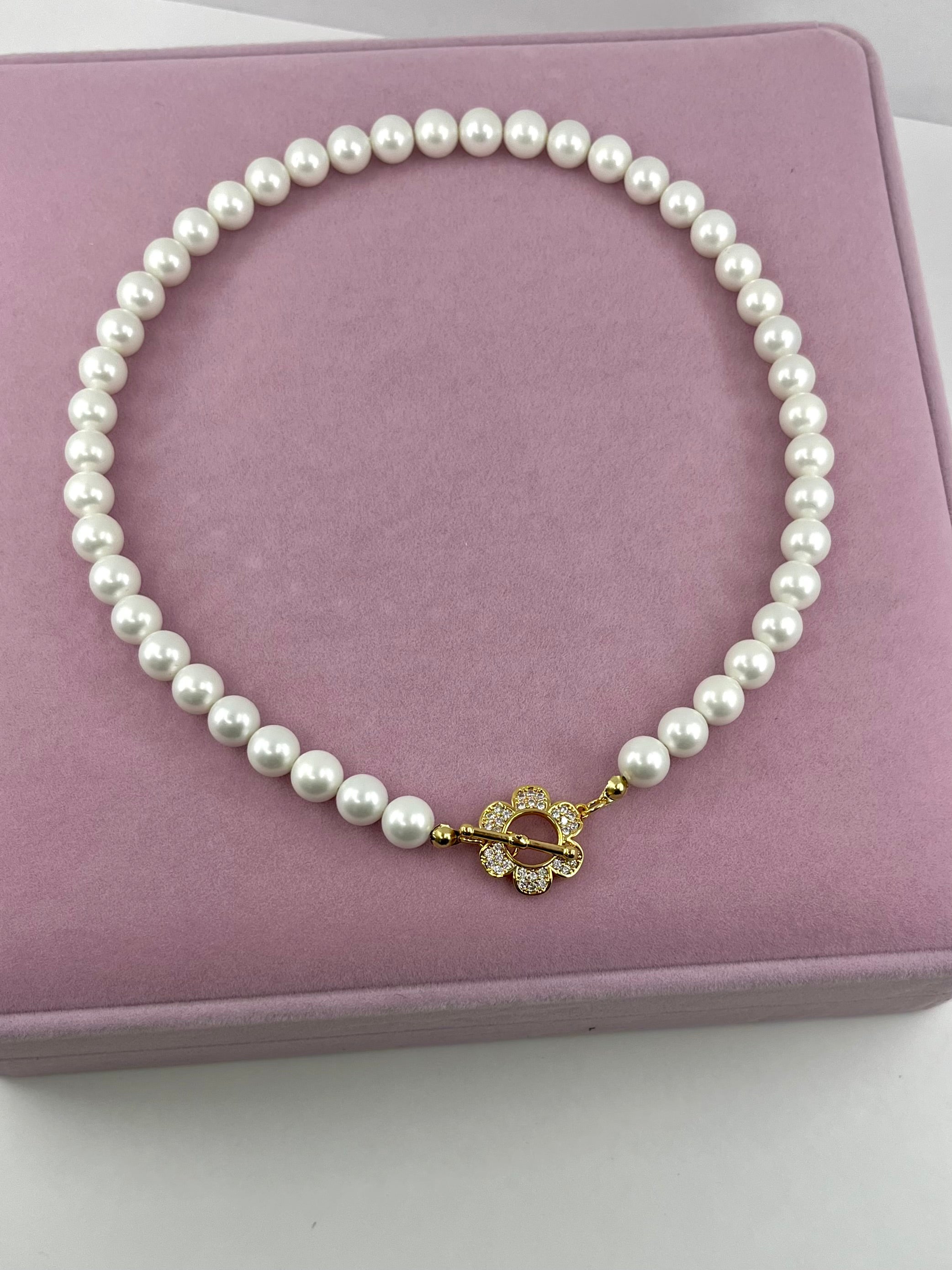 Shell Pearl Necklace with flower toggle: 18K Gold Plated
