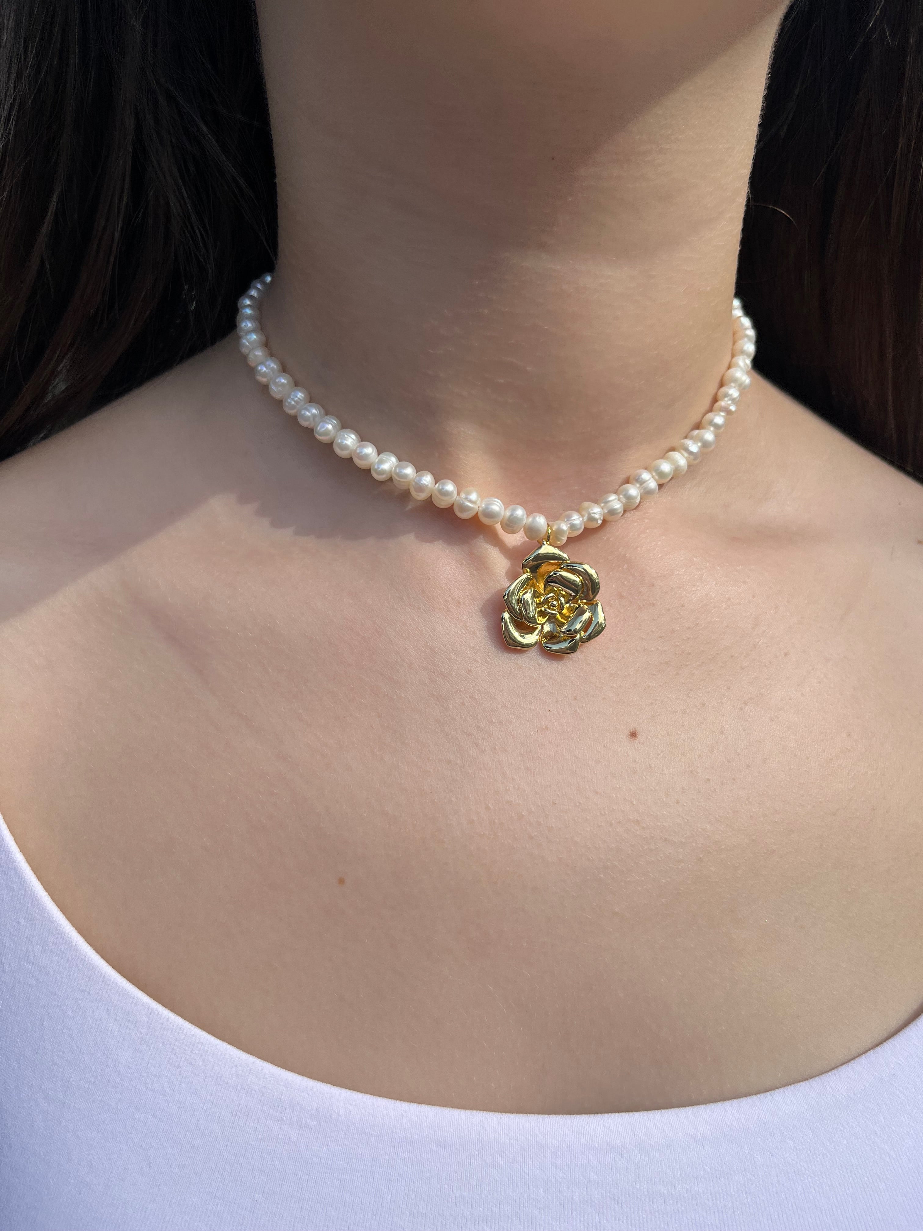 Pearl Necklace with gold rose pendants: 18K Gold Plated
