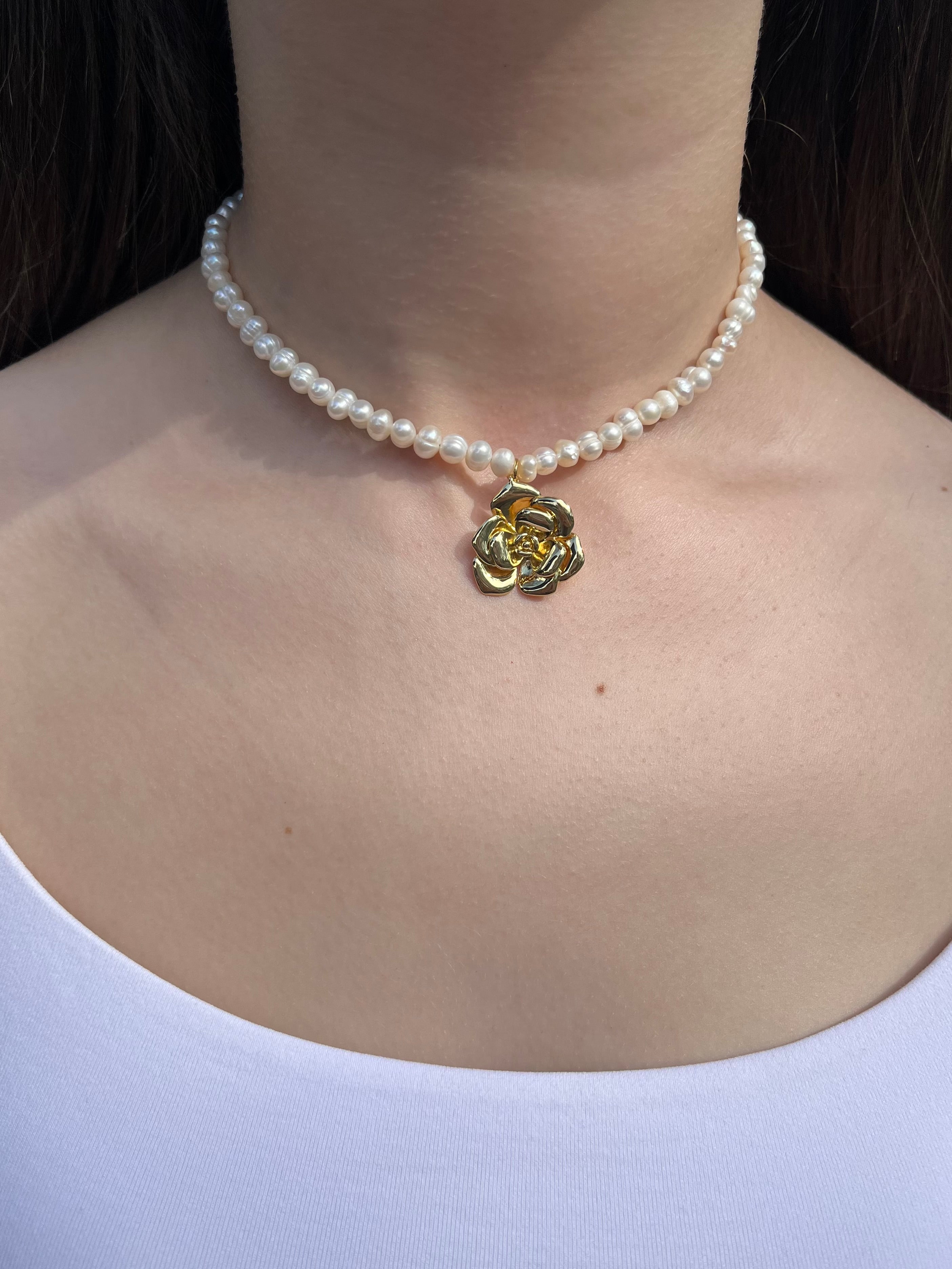 Pearl Necklace with gold rose pendants: 18K Gold Plated