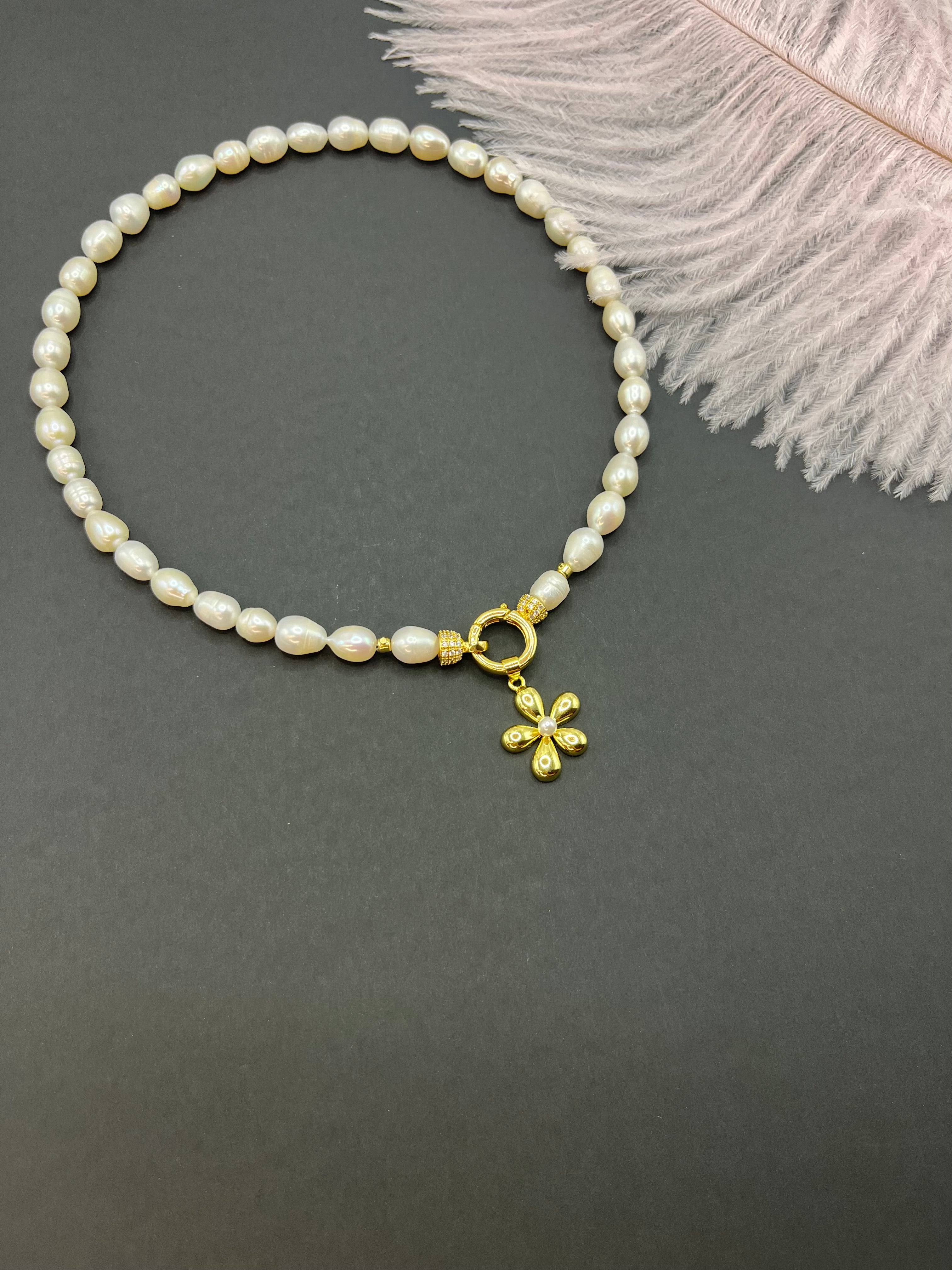 Freshwater Pearl Choker Necklace with flower pendant: 18K Gold Plated, Vintage Style.