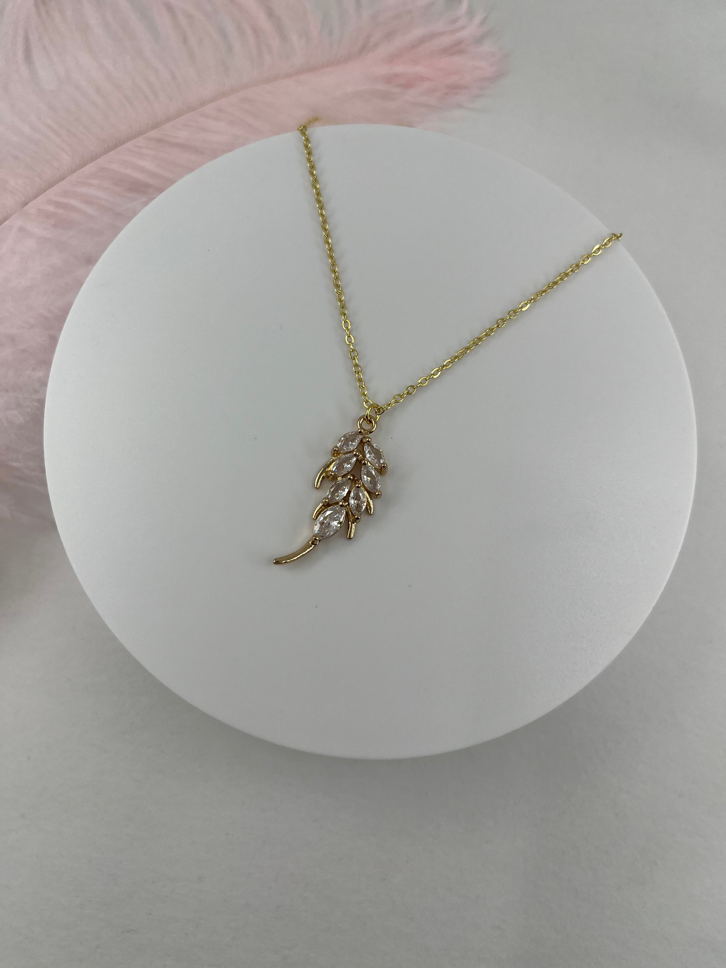 Choker necklace with zirconia leaf pendants: 18K Gold Plated