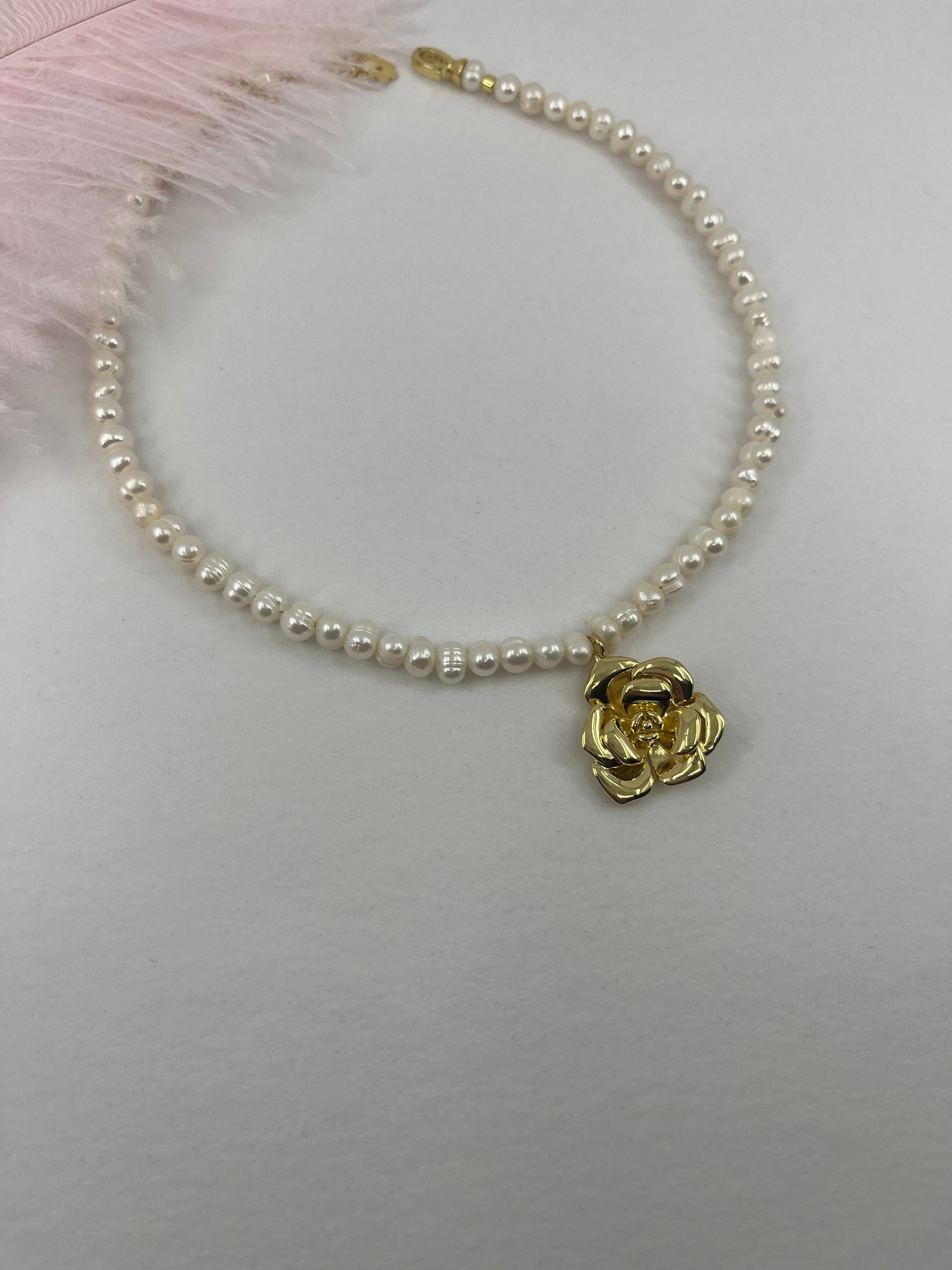 Pearl Necklace with gold rose pendants: 18K Gold Plated