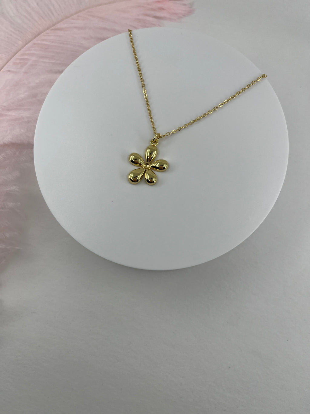 Choker necklace with gold flower pendants: 18K Gold Plated