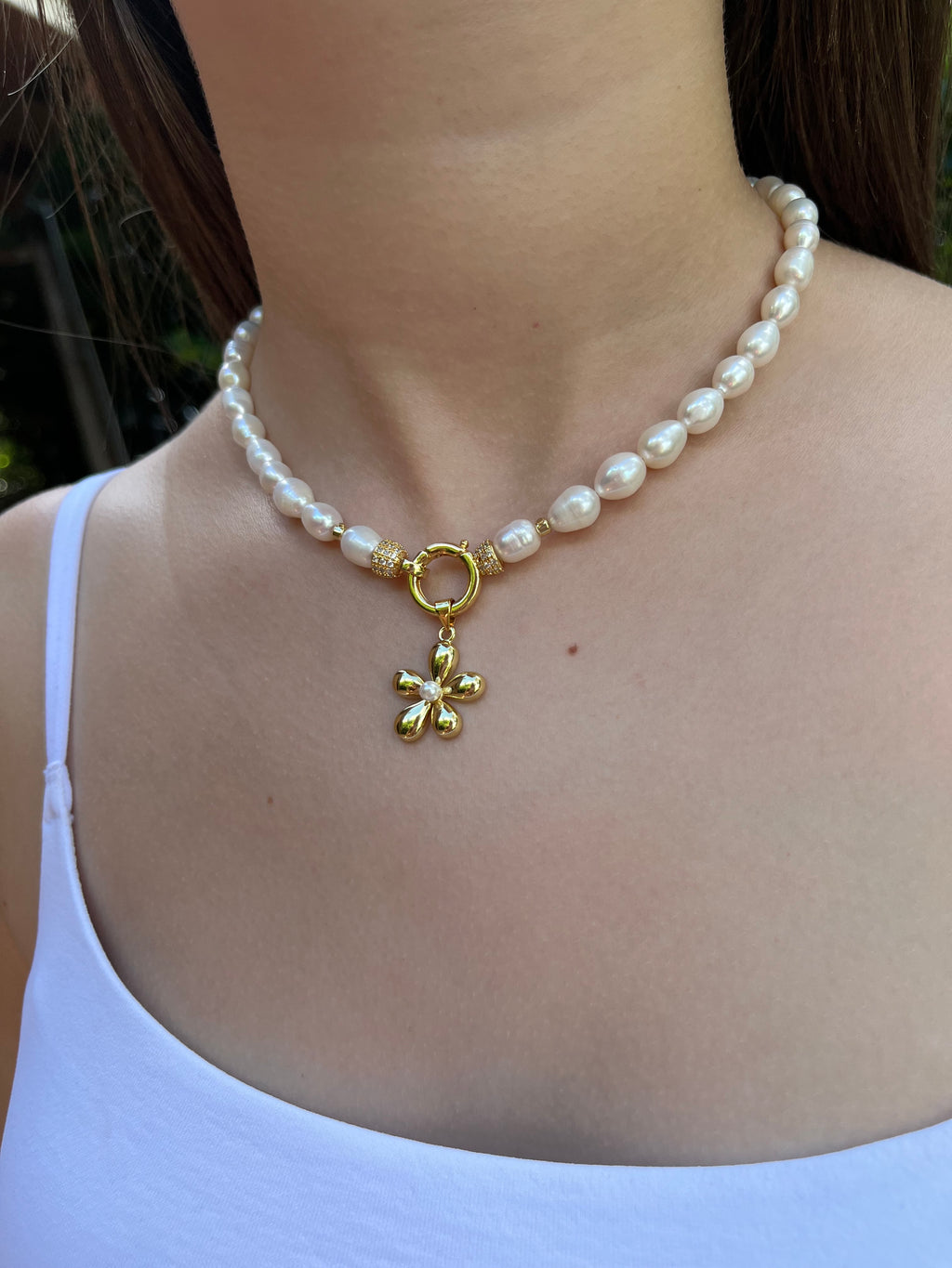 Freshwater Pearl Choker Necklace with flower pendant: 18K Gold Plated, Vintage Style.