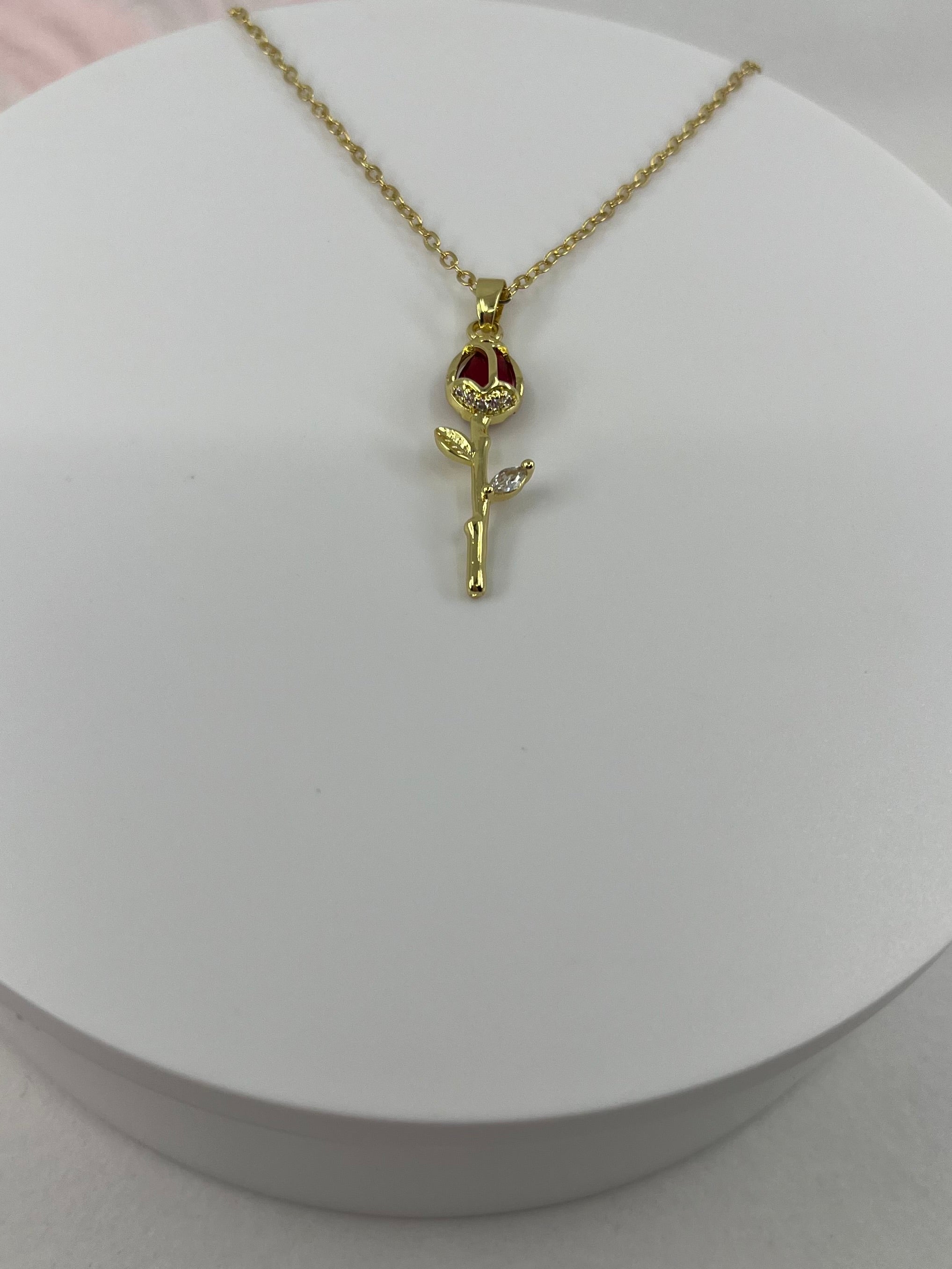 Choker necklace with gold zirconia rose pendants: 18K Gold Plated