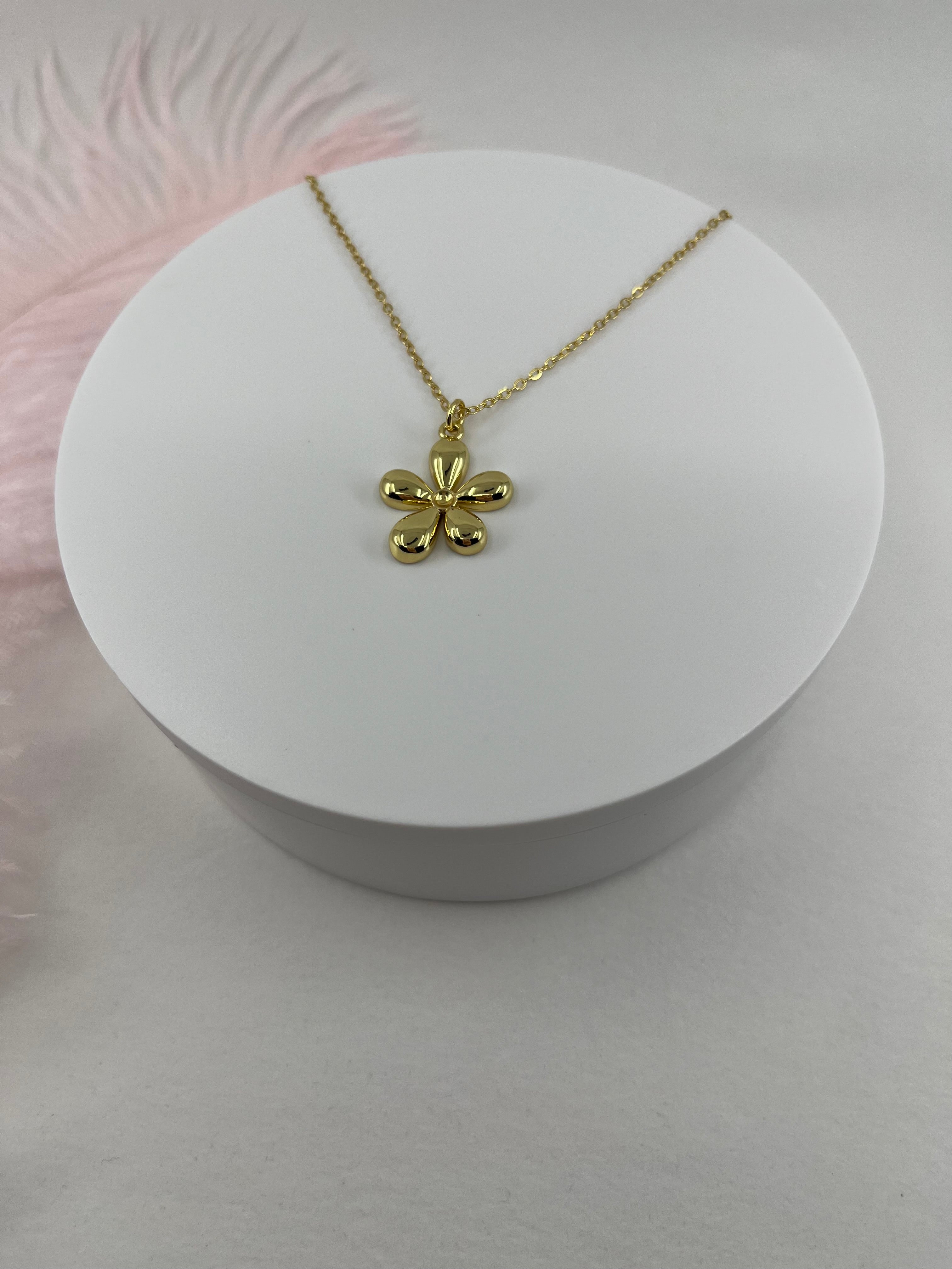 Choker necklace with gold flower pendants: 18K Gold Plated