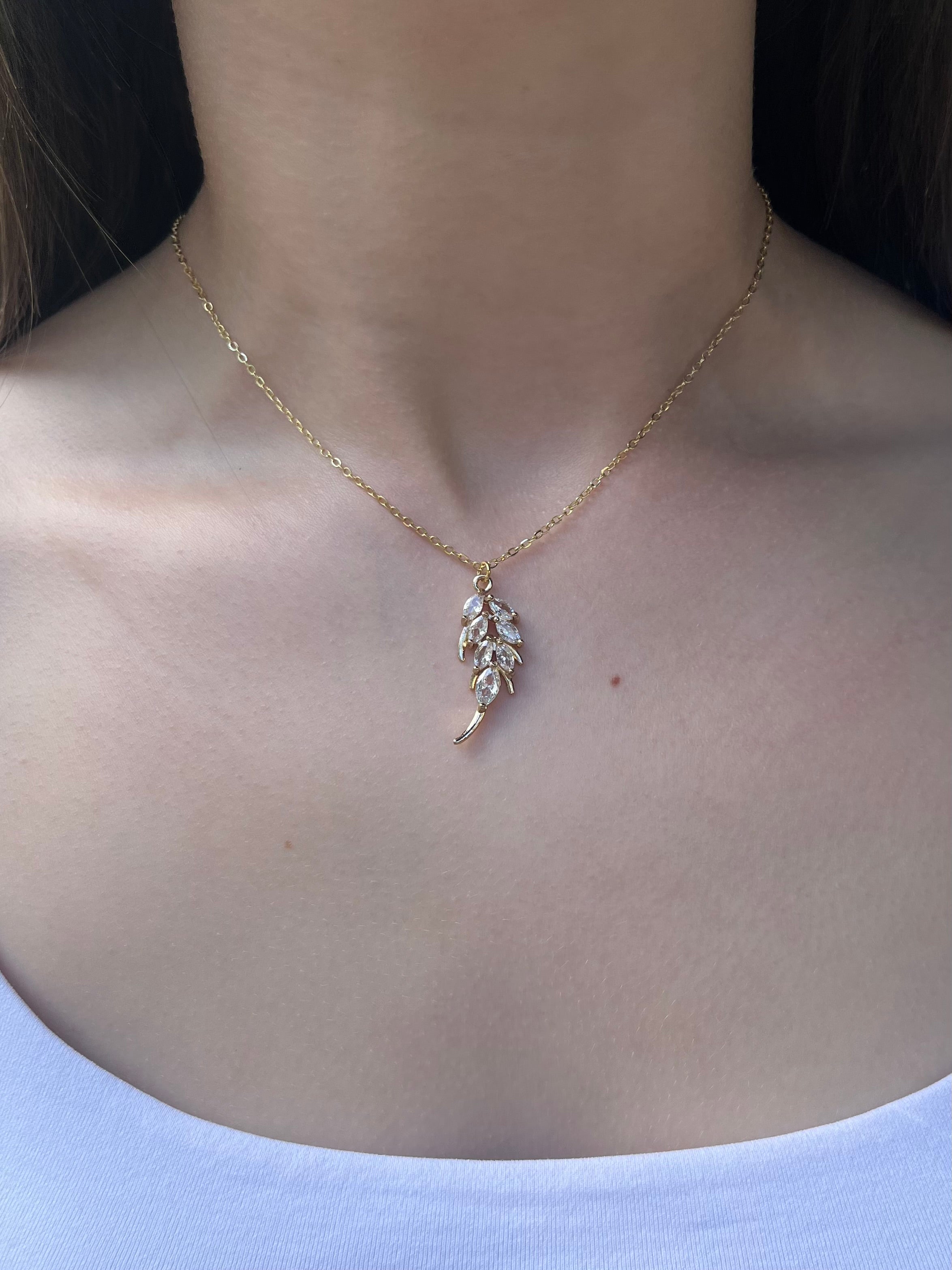 Choker necklace with zirconia leaf pendants: 18K Gold Plated