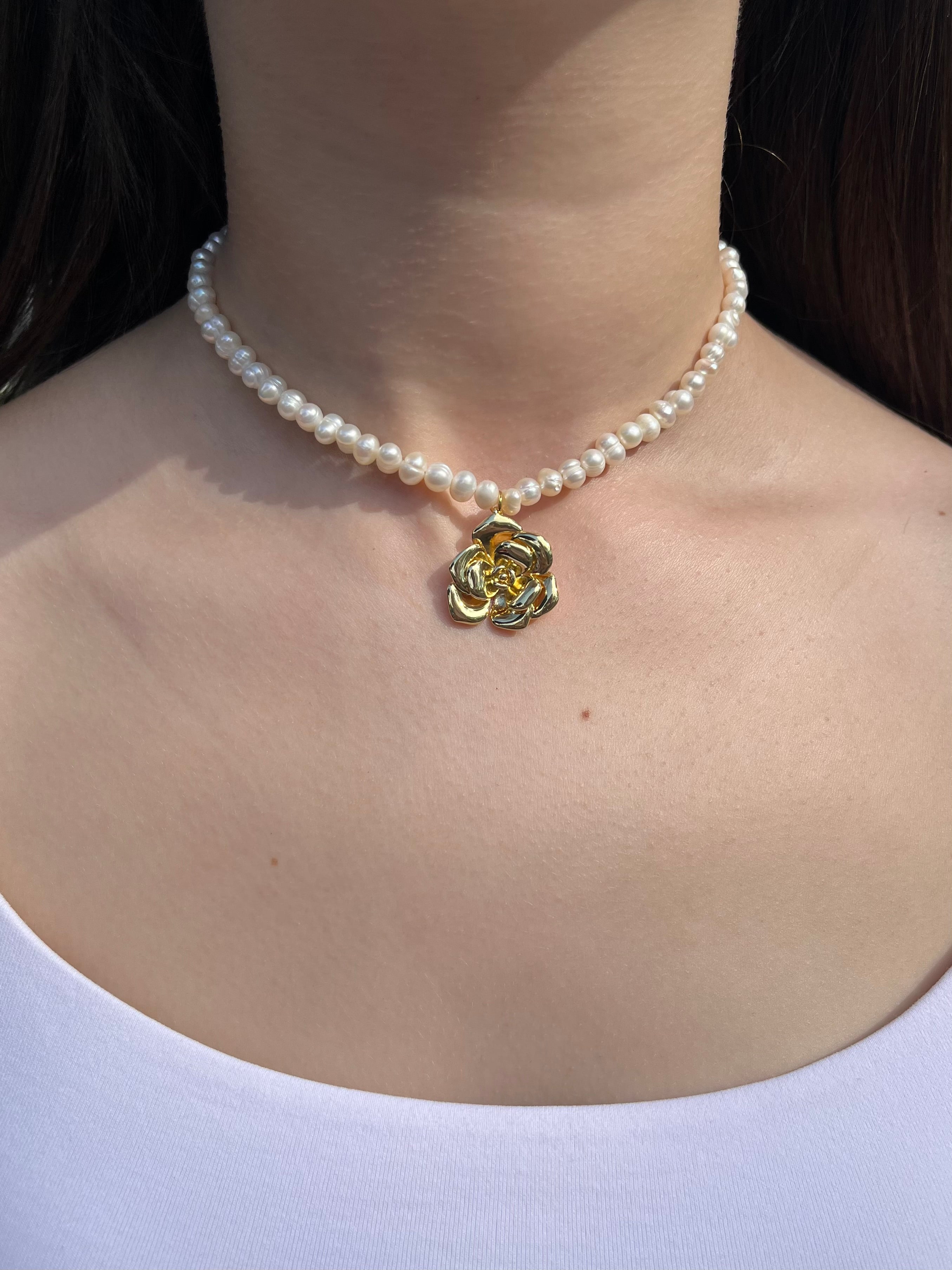 Pearl Necklace with gold rose pendants: 18K Gold Plated