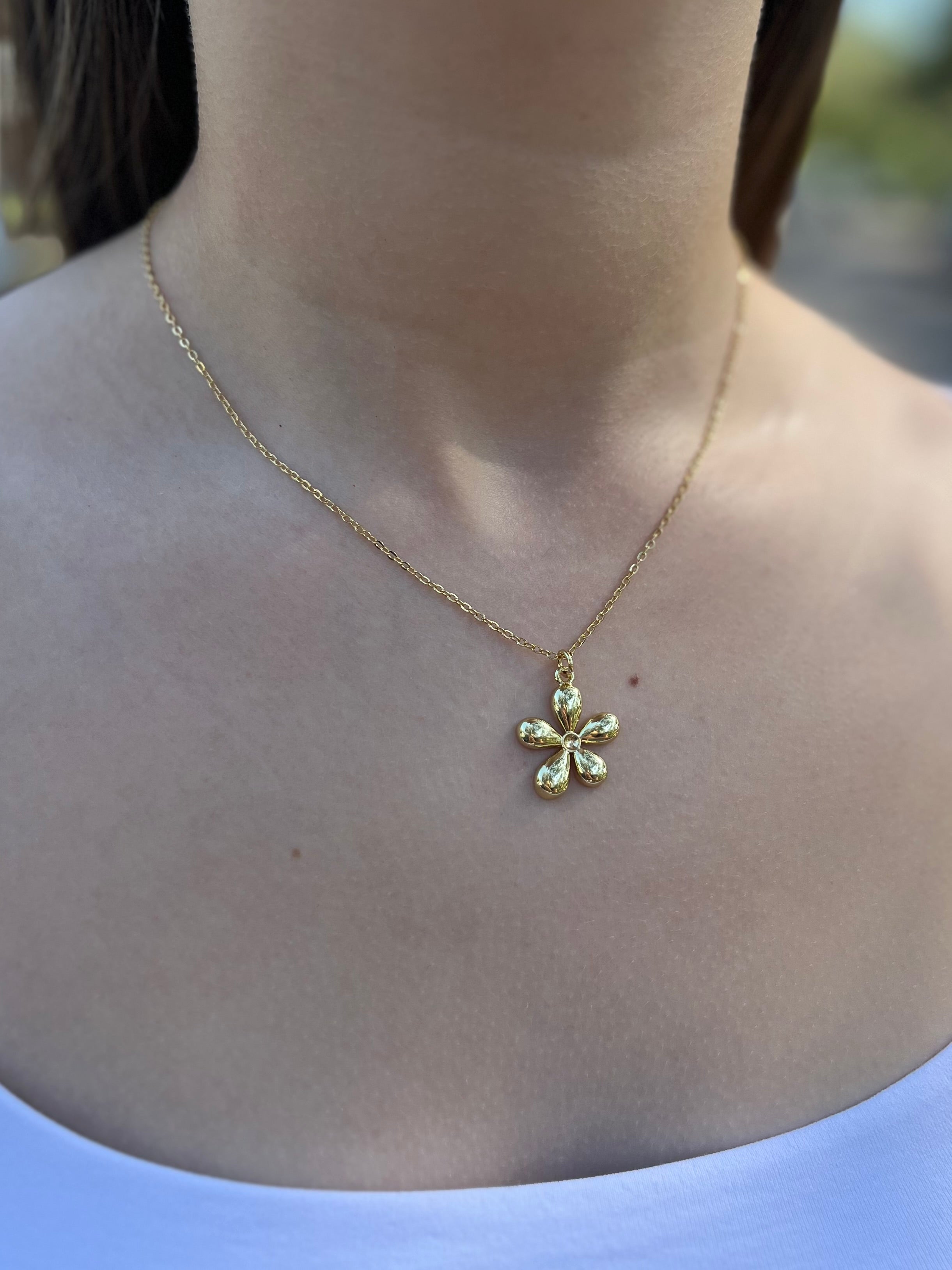 Choker necklace with gold flower pendants: 18K Gold Plated
