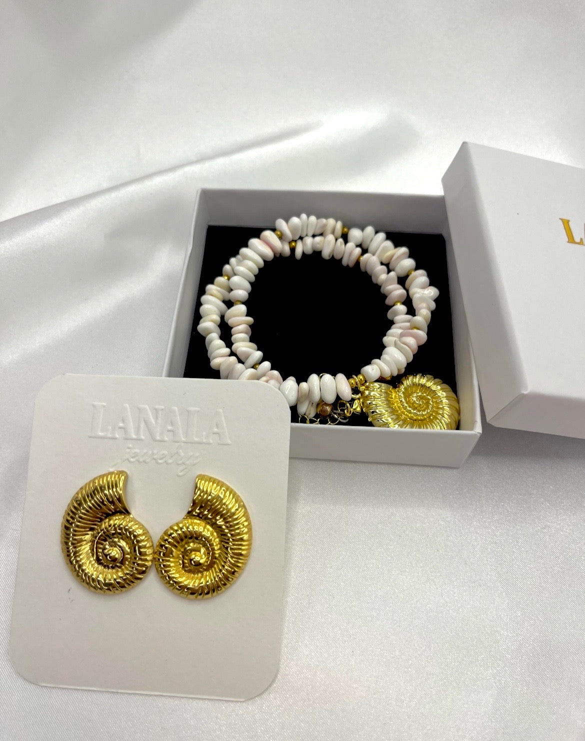 Natural Shell Necklace with Conch Charm, 18K Gold Plated