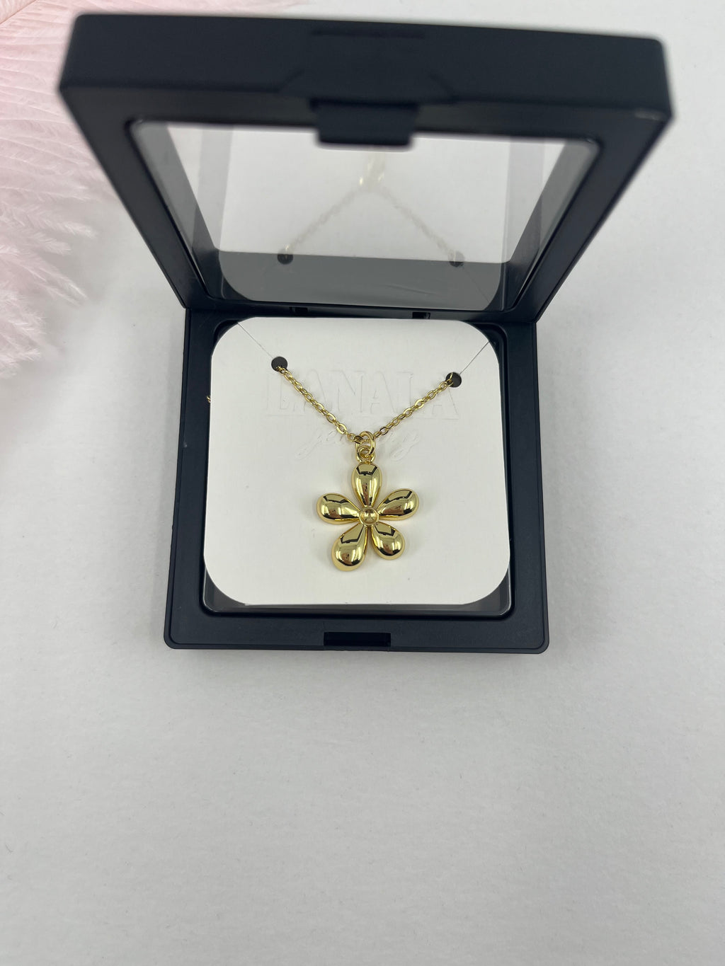 Choker necklace with gold flower pendants: 18K Gold Plated