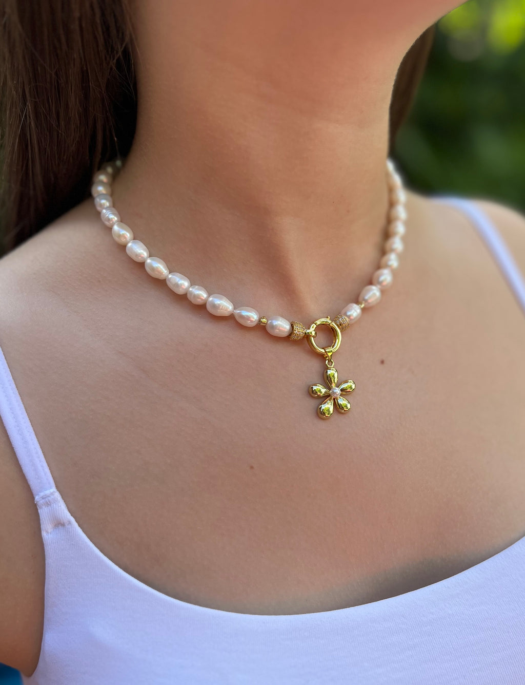 Freshwater Pearl Choker Necklace with flower pendant: 18K Gold Plated, Vintage Style.