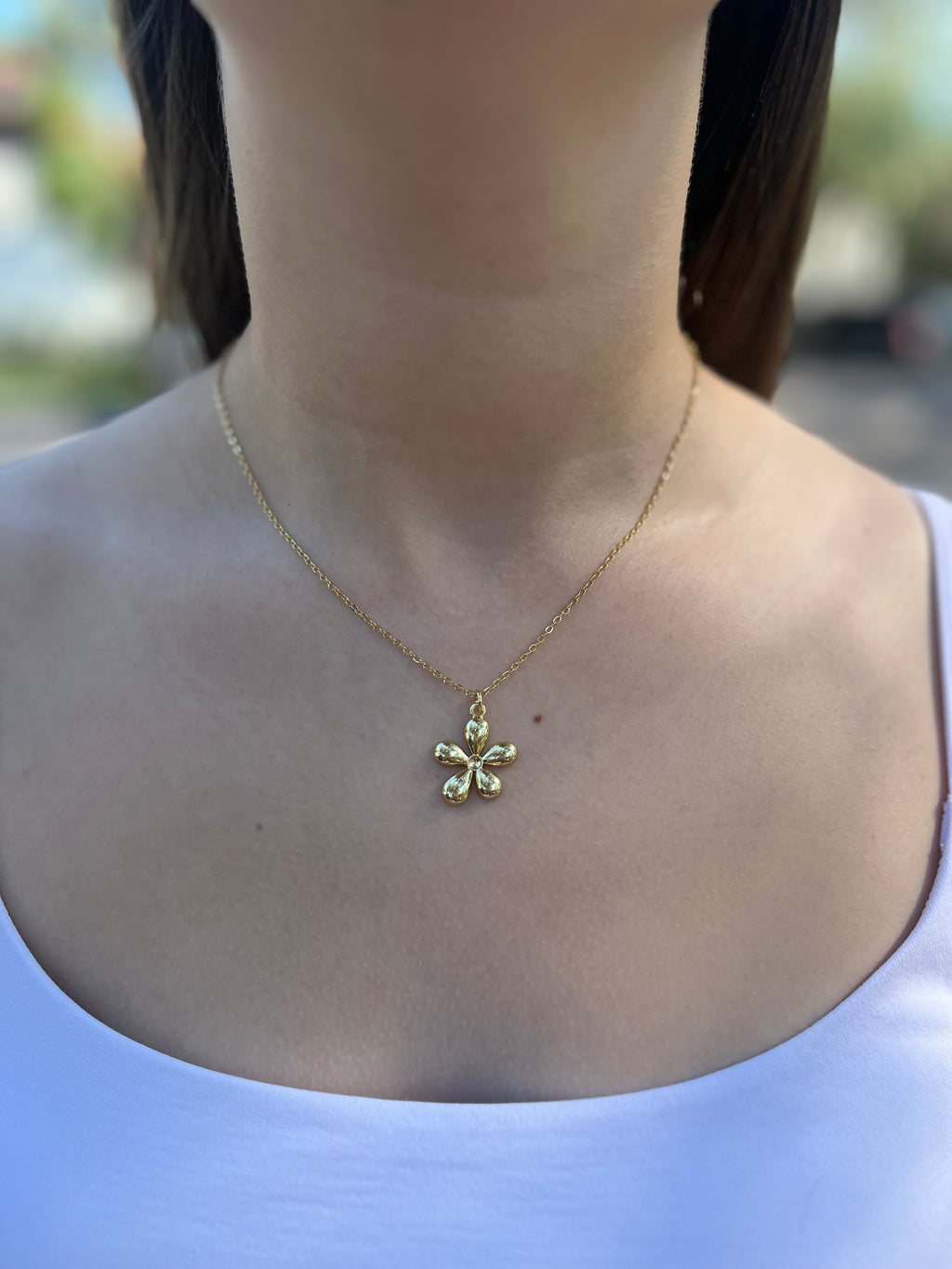 Choker necklace with gold flower pendants: 18K Gold Plated