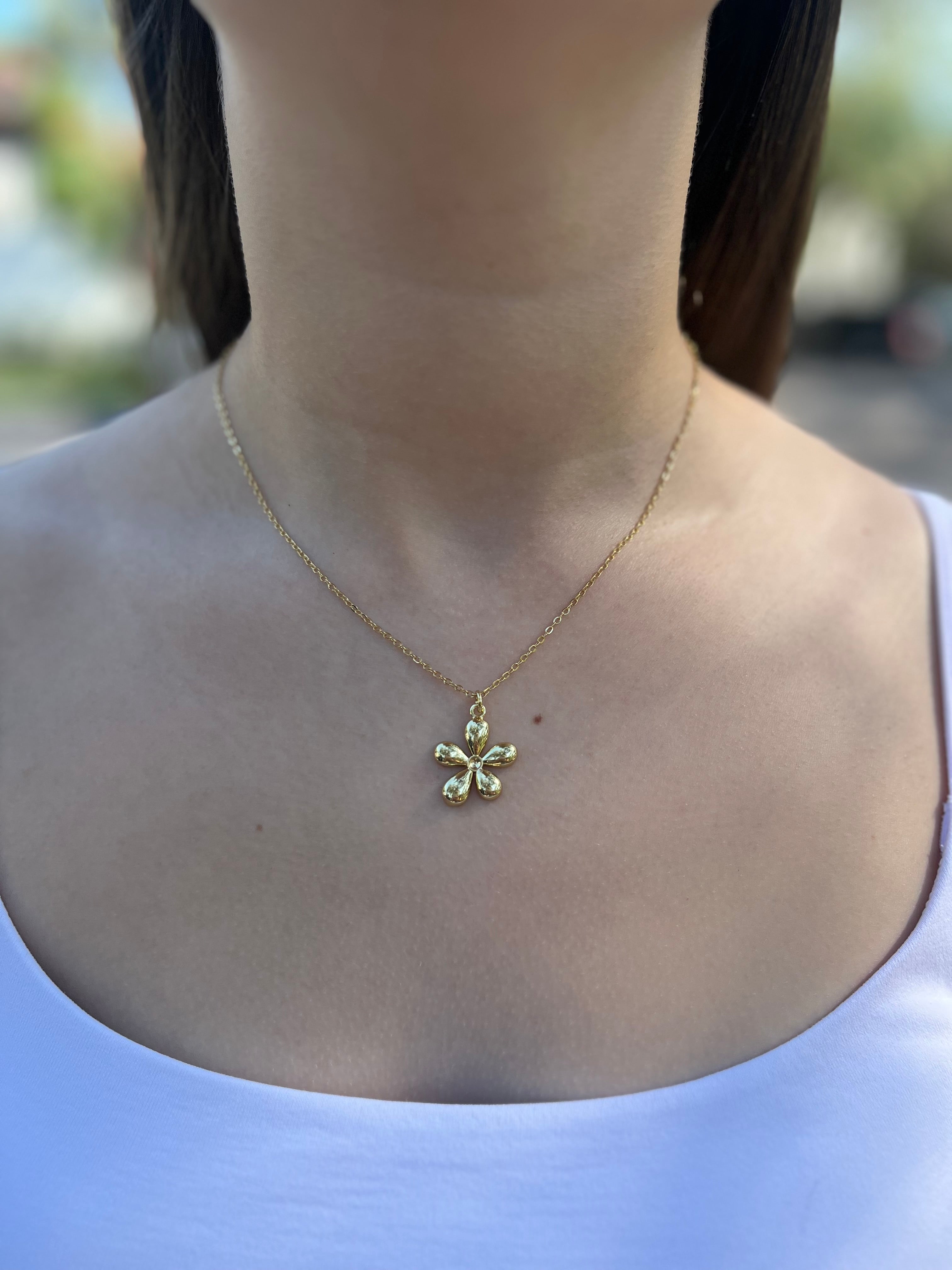 Choker necklace with gold flower pendants: 18K Gold Plated