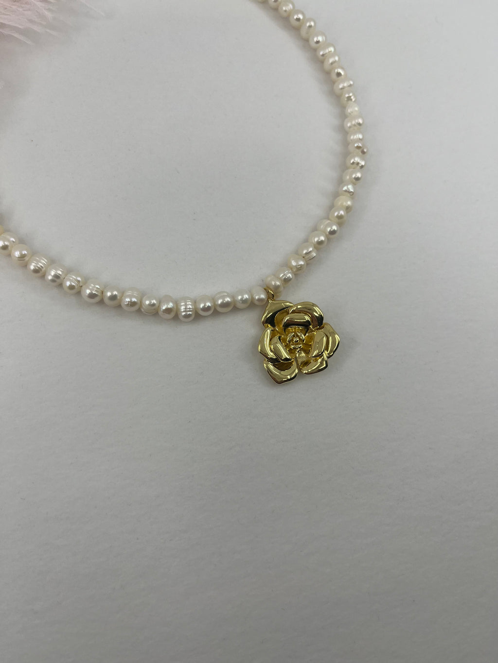 Pearl Necklace with gold rose pendants: 18K Gold Plated