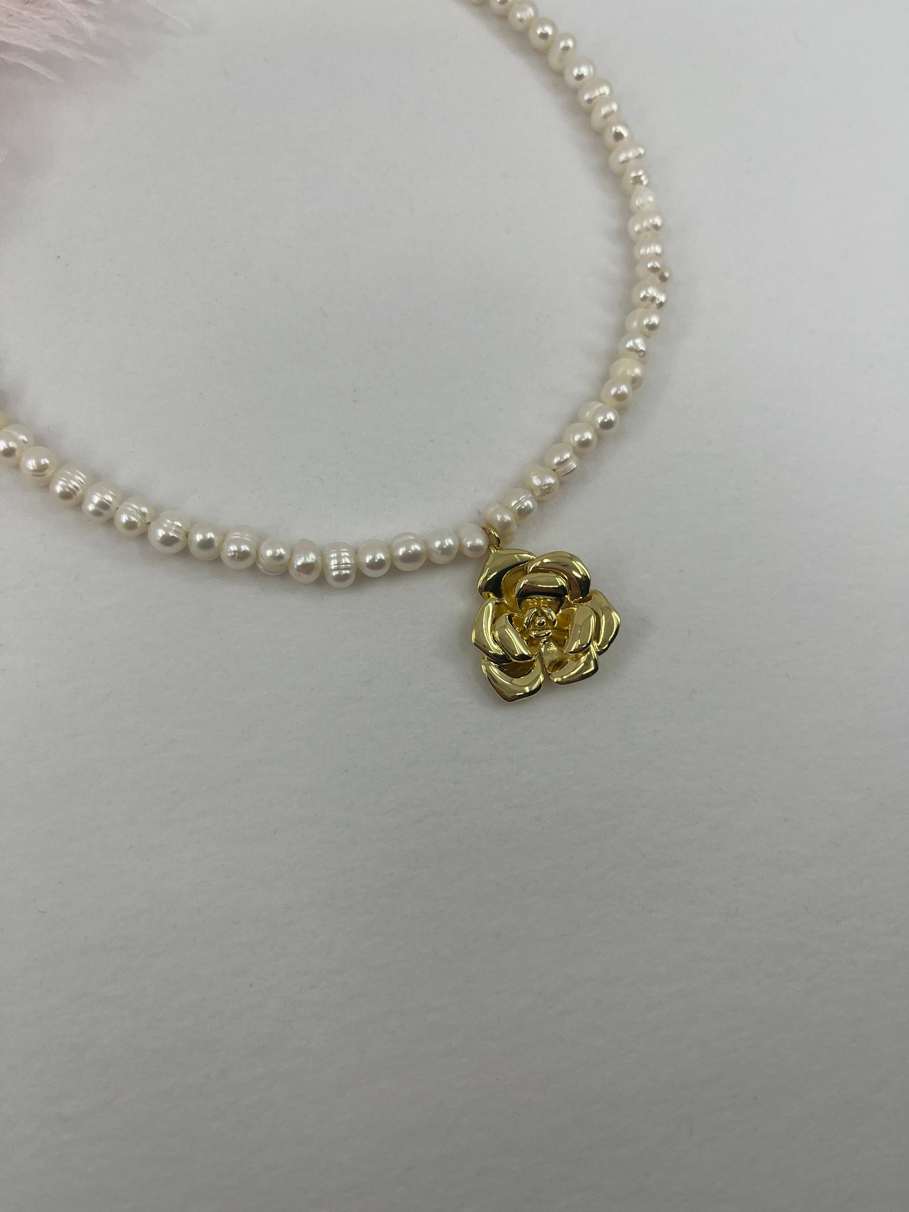 Pearl Necklace with gold rose pendants: 18K Gold Plated