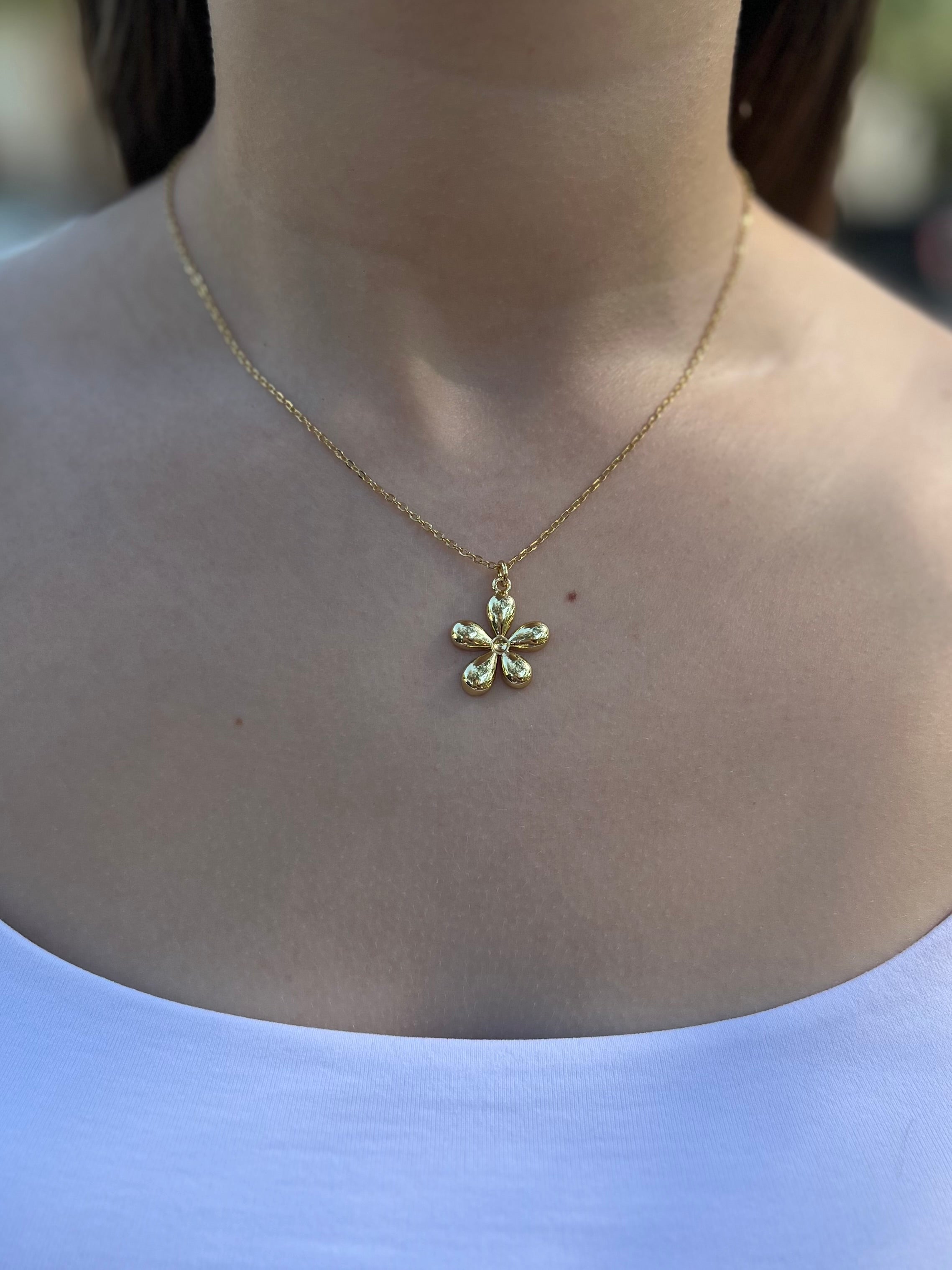 Choker necklace with gold flower pendants: 18K Gold Plated