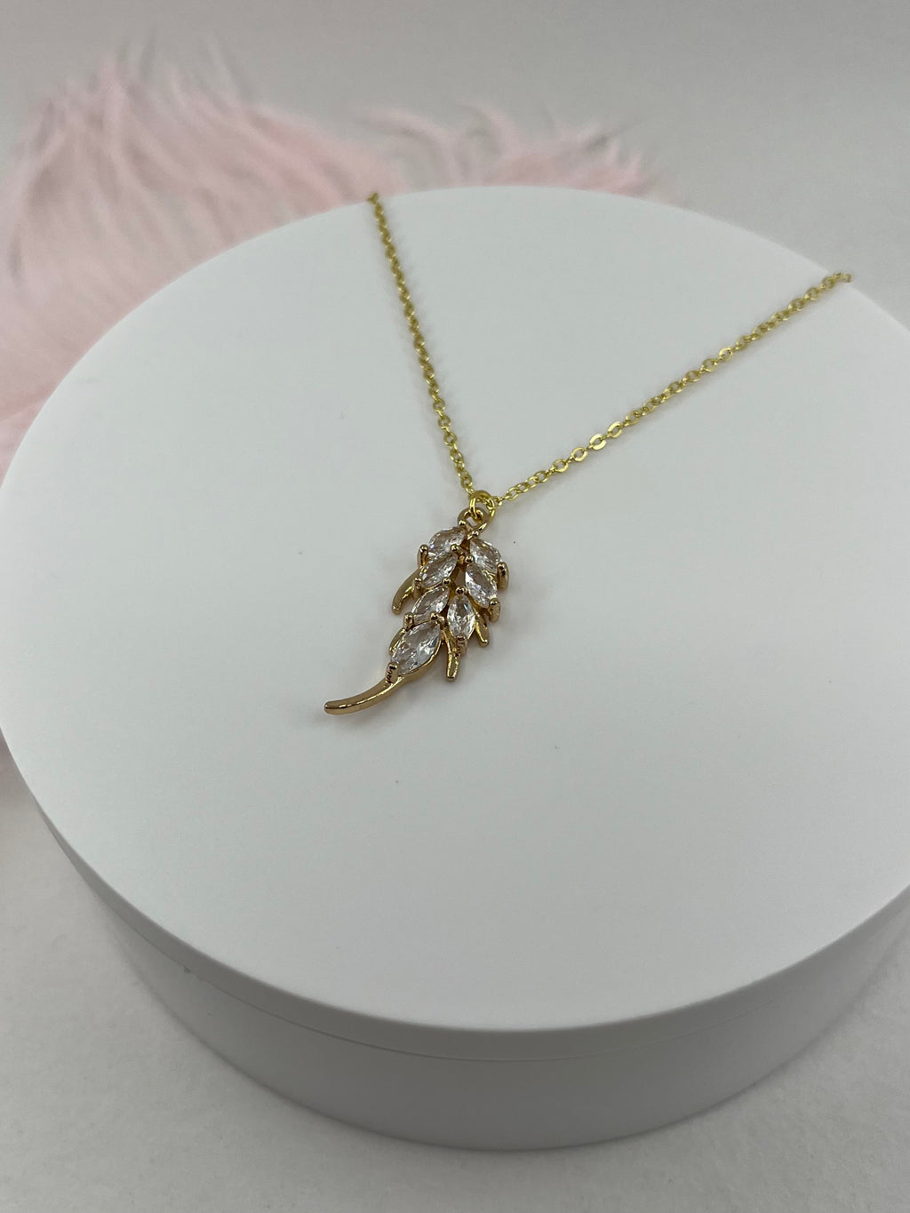 Choker necklace with zirconia leaf pendants: 18K Gold Plated