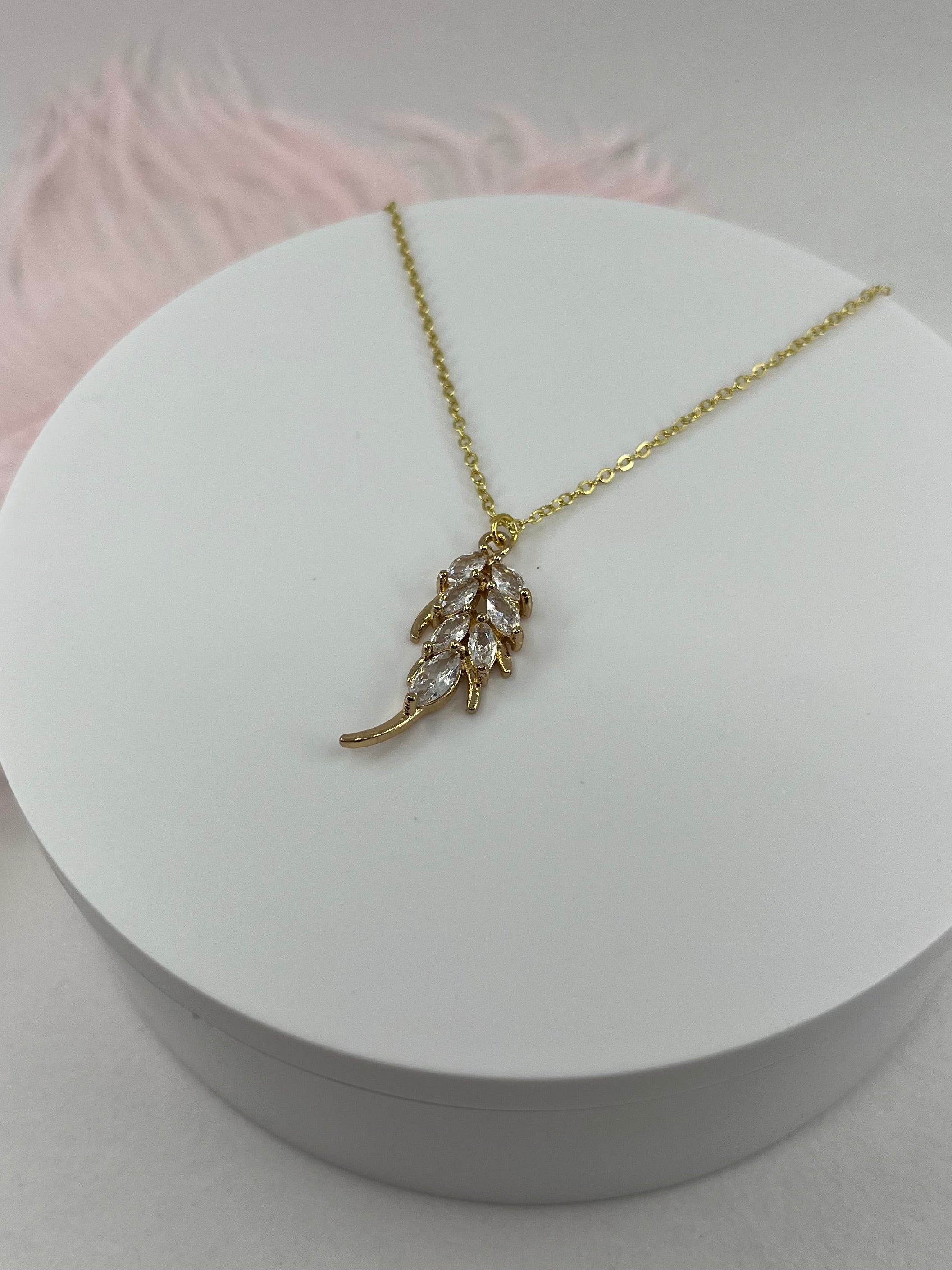 Choker necklace with zirconia leaf pendants: 18K Gold Plated