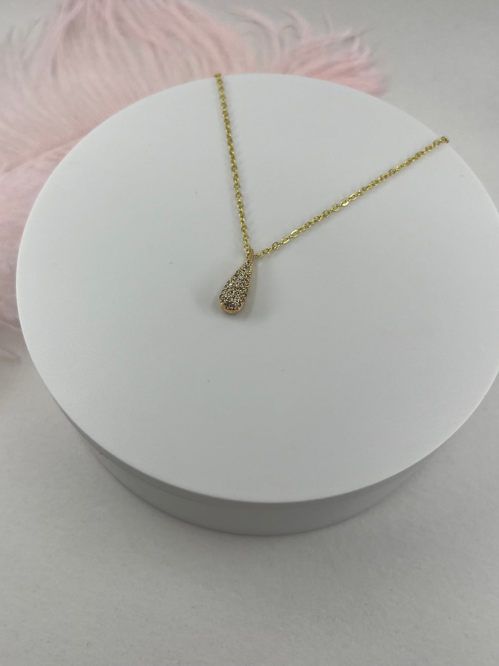 Choker necklace with zirconia teardrop pendants: 18K Gold Plated