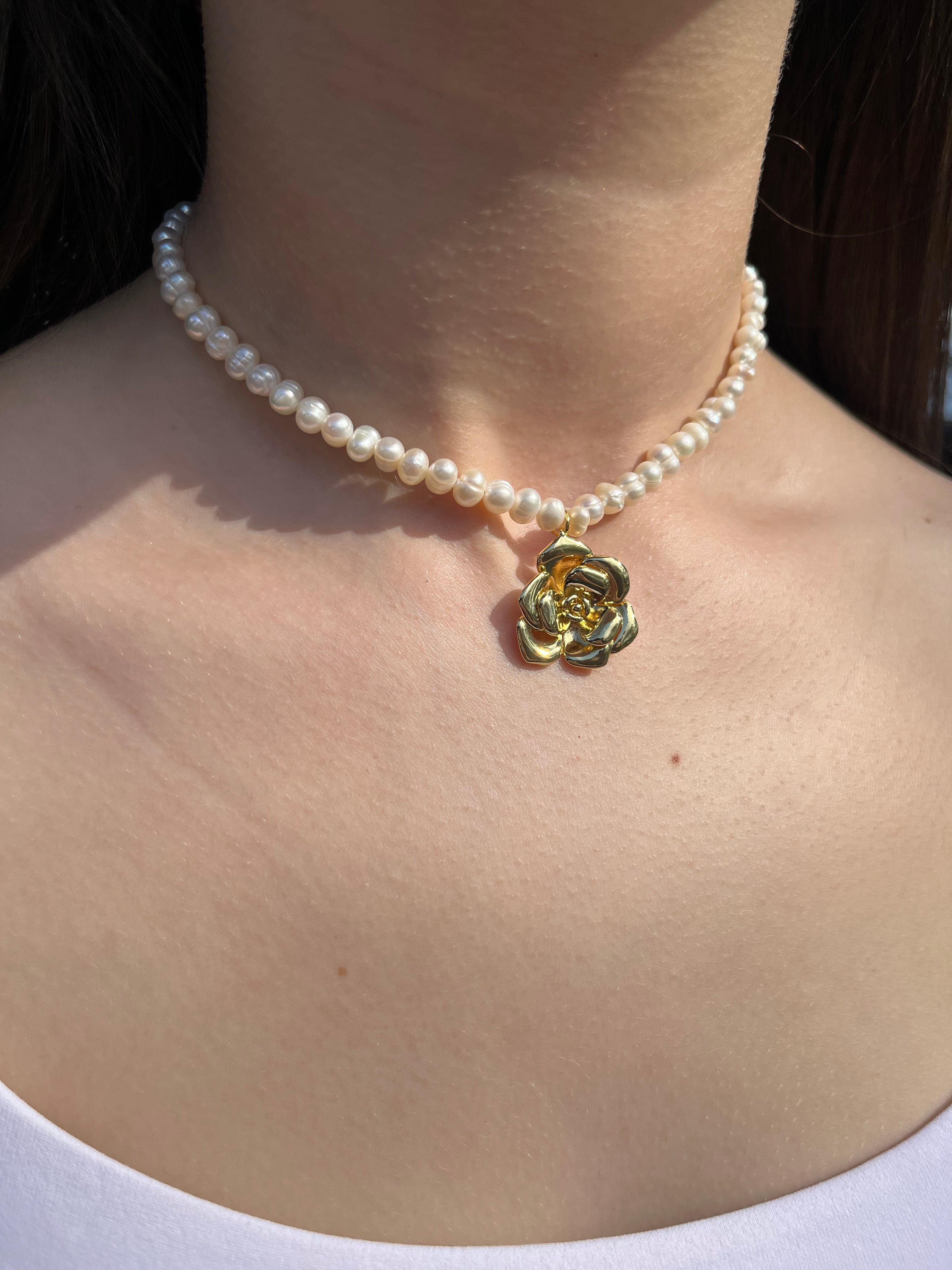Pearl Necklace with gold rose pendants: 18K Gold Plated
