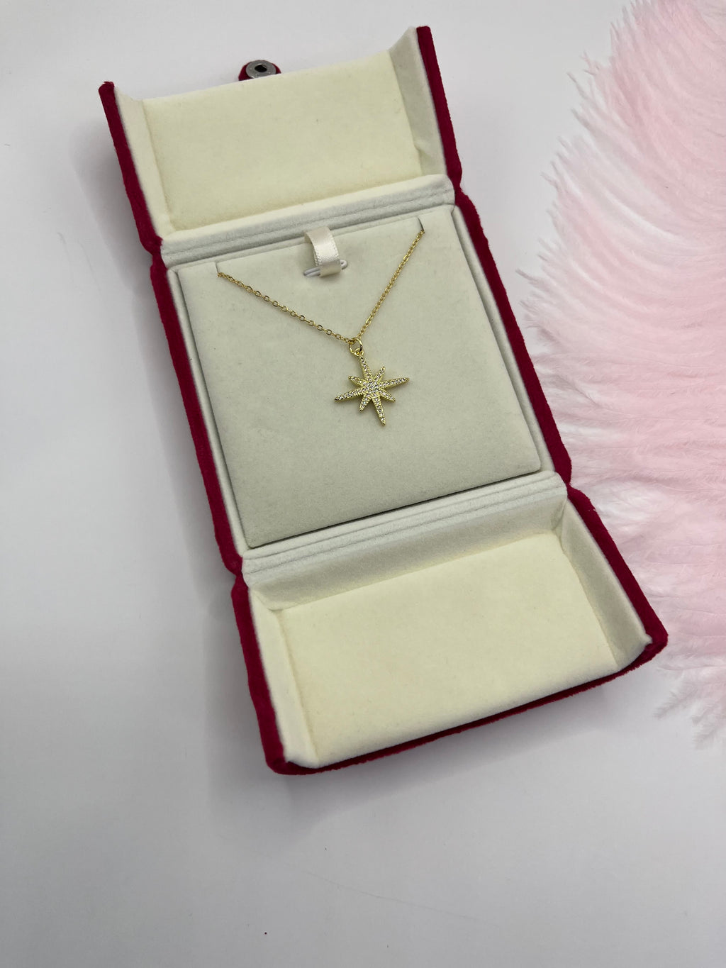 Choker necklace with zirconia star pendants: 18K Gold Plated