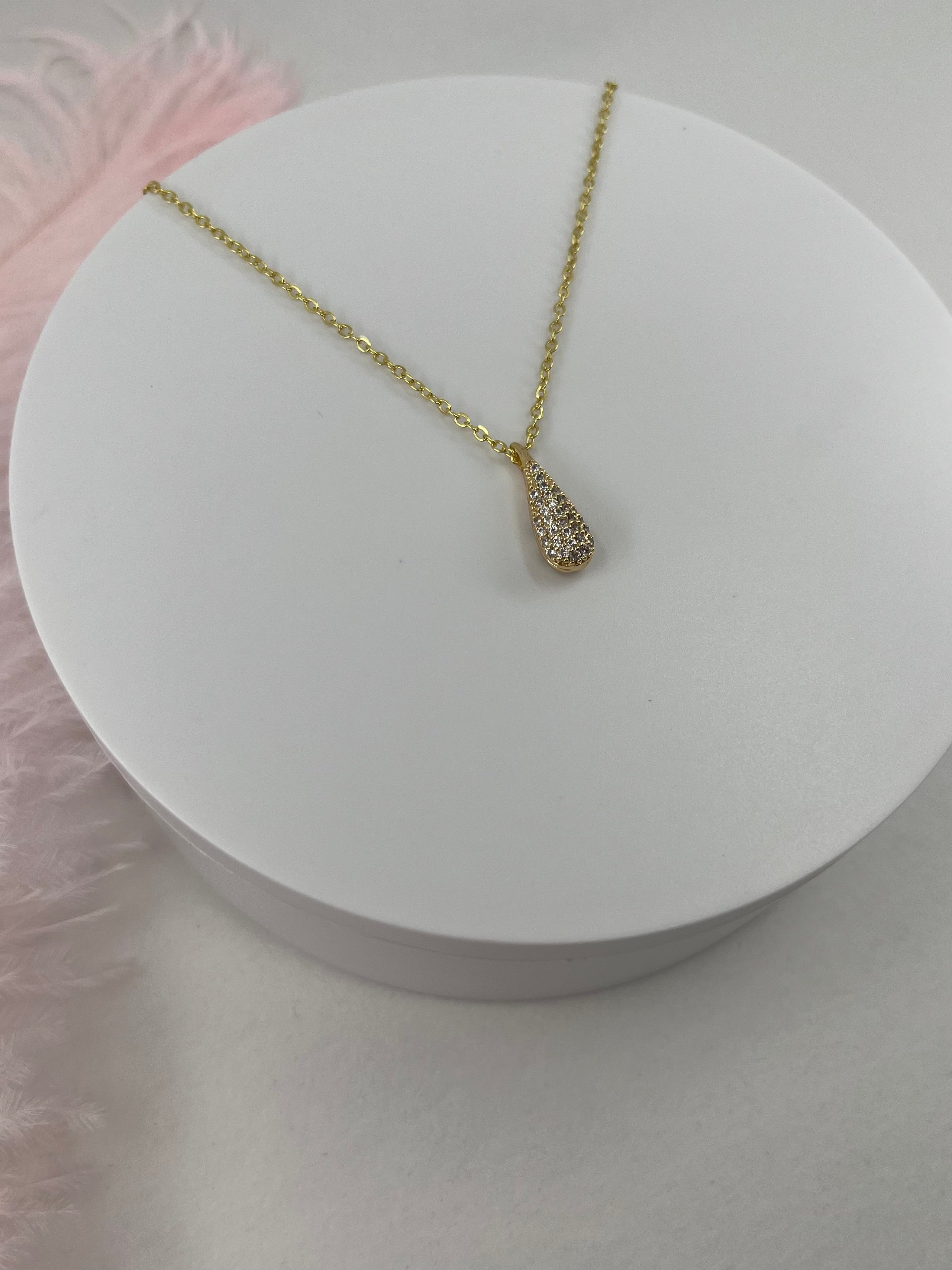 Choker necklace with zirconia teardrop pendants: 18K Gold Plated