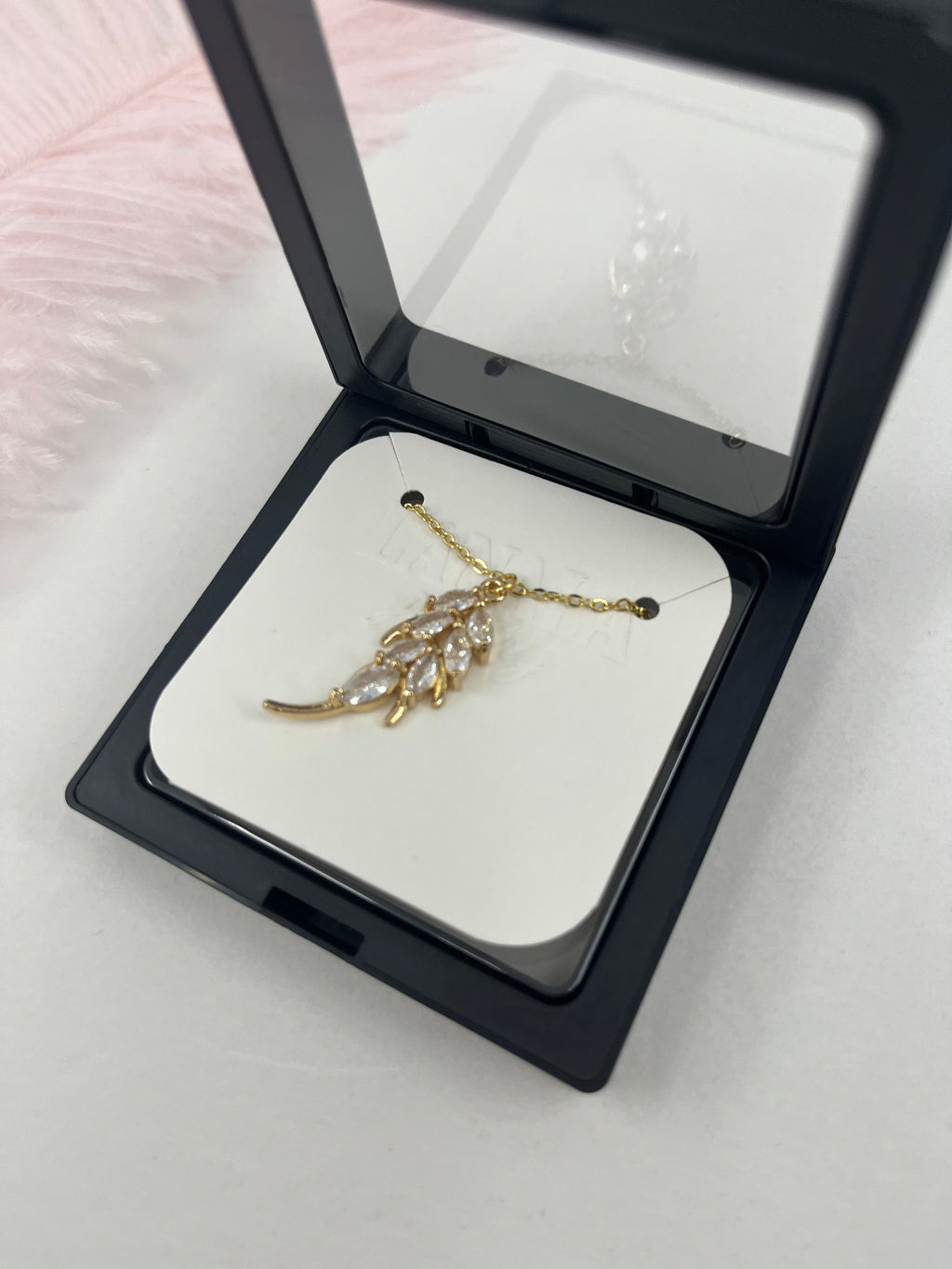 Choker necklace with zirconia leaf pendants: 18K Gold Plated