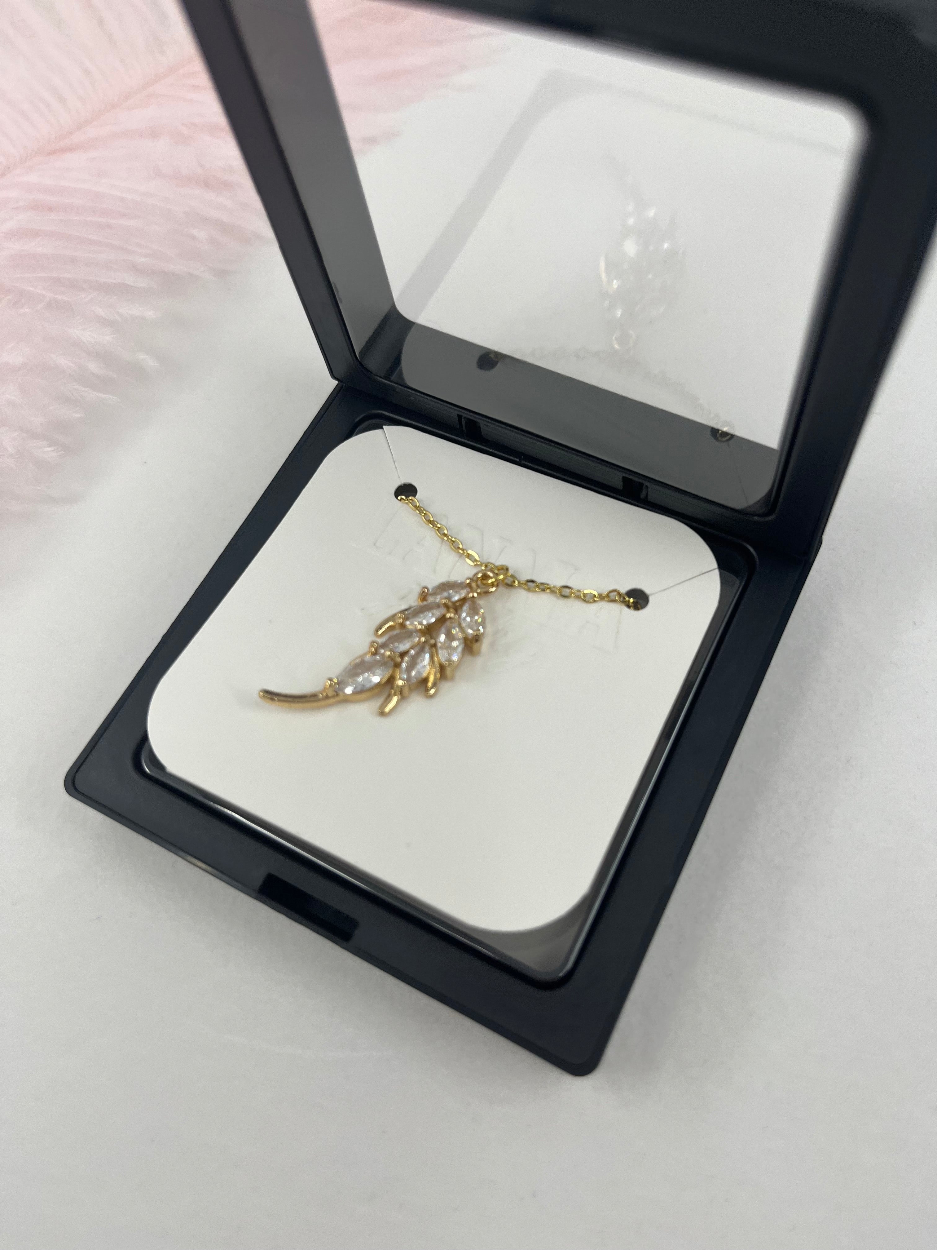 Choker necklace with zirconia leaf pendants: 18K Gold Plated