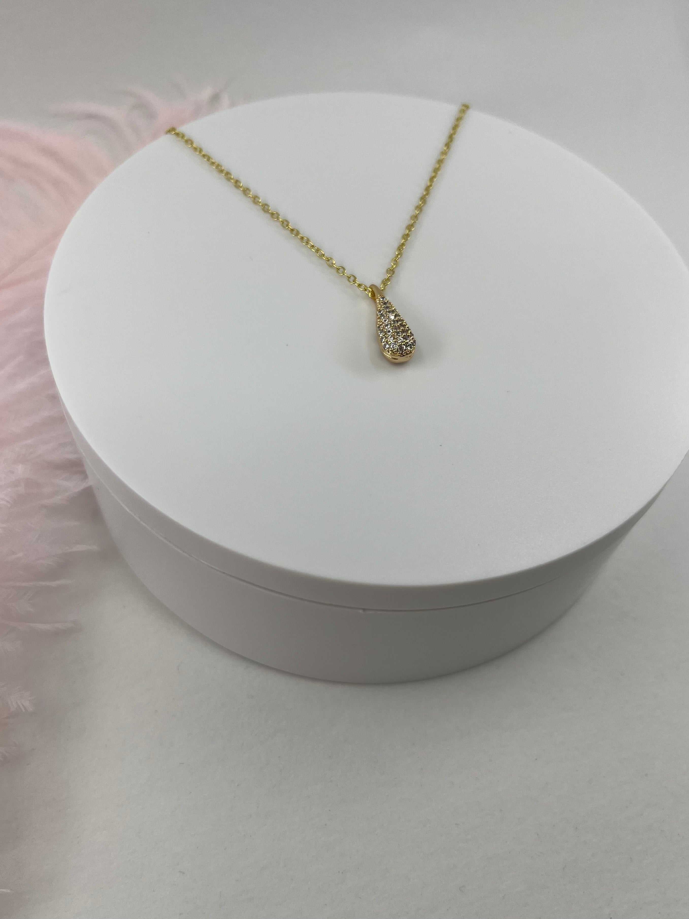 Choker necklace with zirconia teardrop pendants: 18K Gold Plated