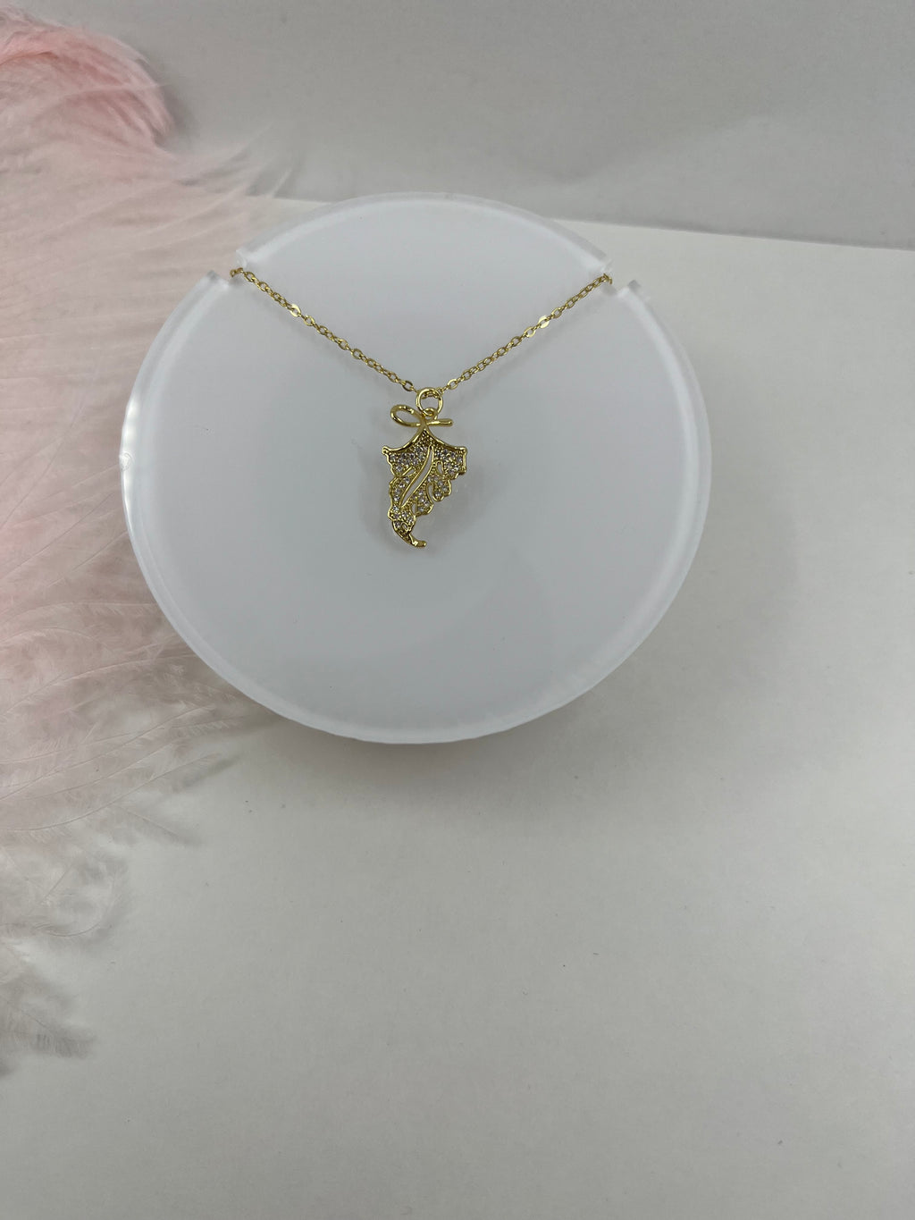 Choker necklace with zirconia leaf pendants: 18K Gold Plated