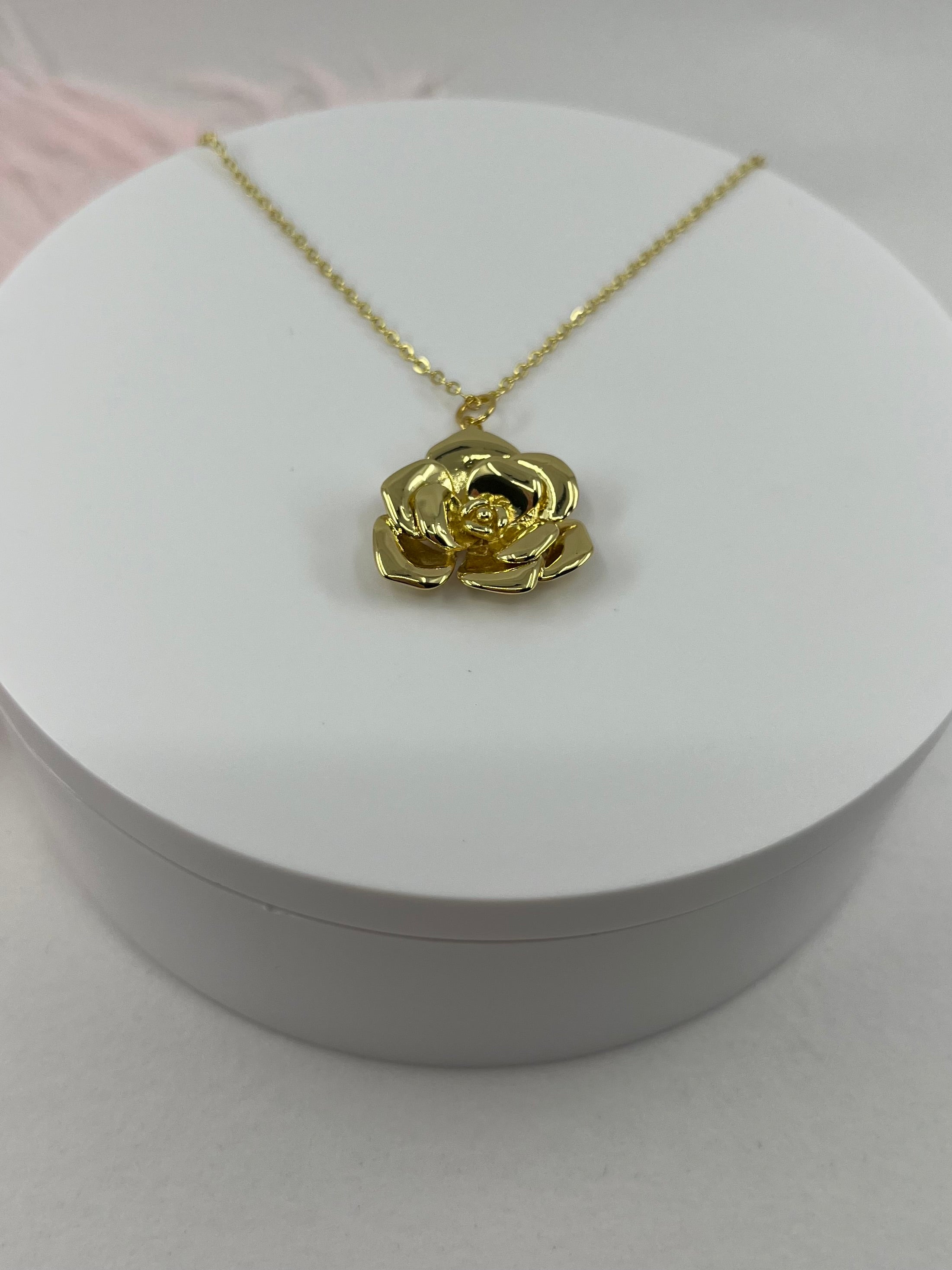 Choker necklace with gold rose pendants: 18K Gold Plated