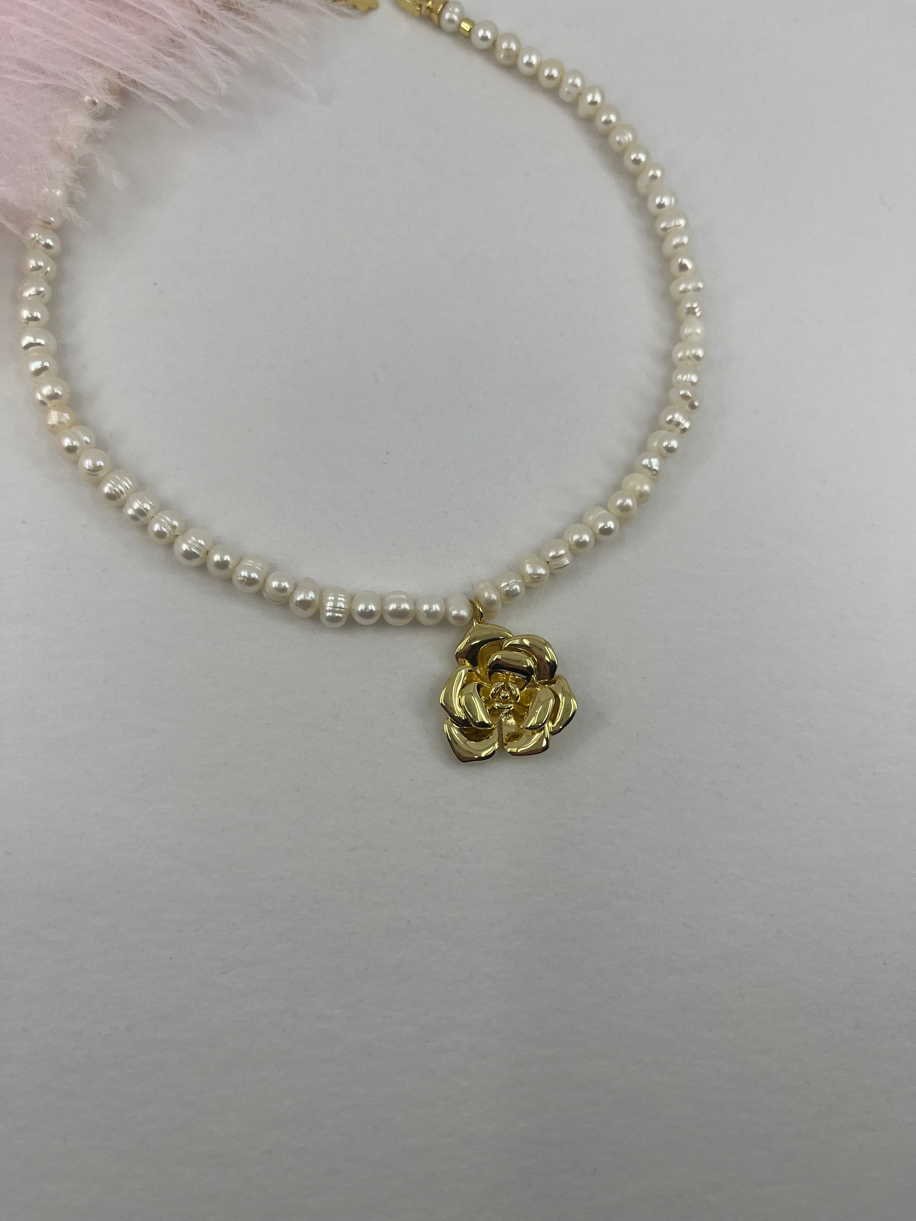Pearl Necklace with gold rose pendants: 18K Gold Plated