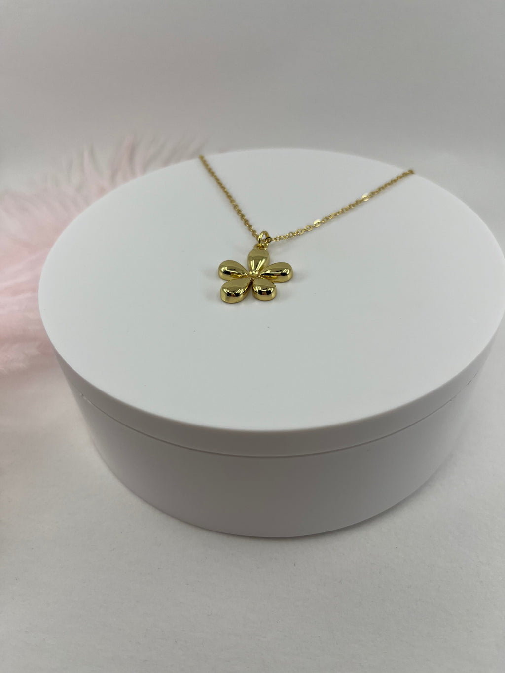 Choker necklace with gold flower pendants: 18K Gold Plated