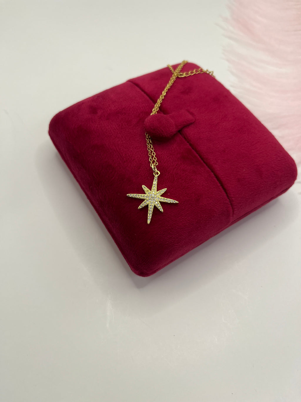 Choker necklace with zirconia star pendants: 18K Gold Plated