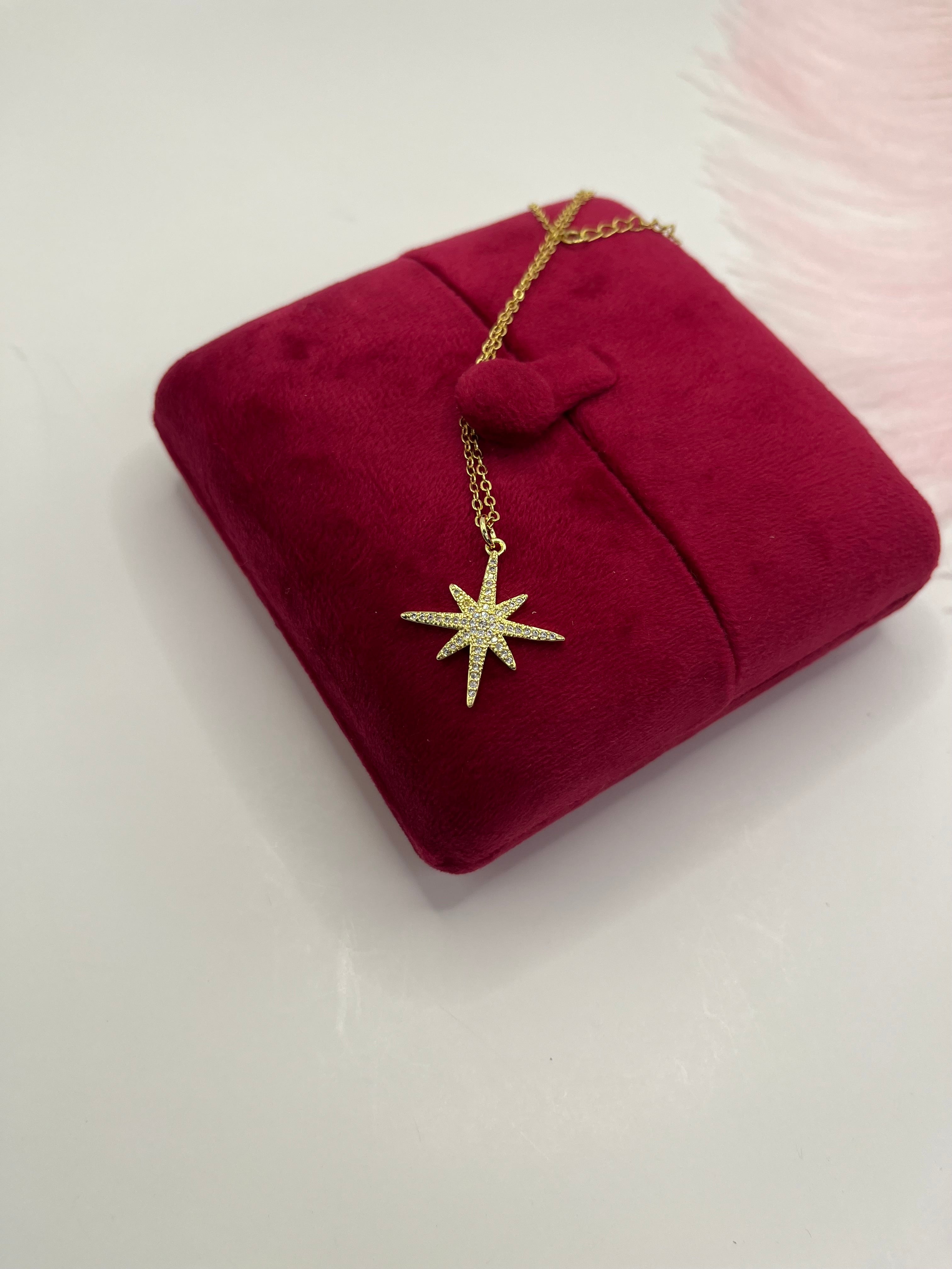 Choker necklace with zirconia star pendants: 18K Gold Plated