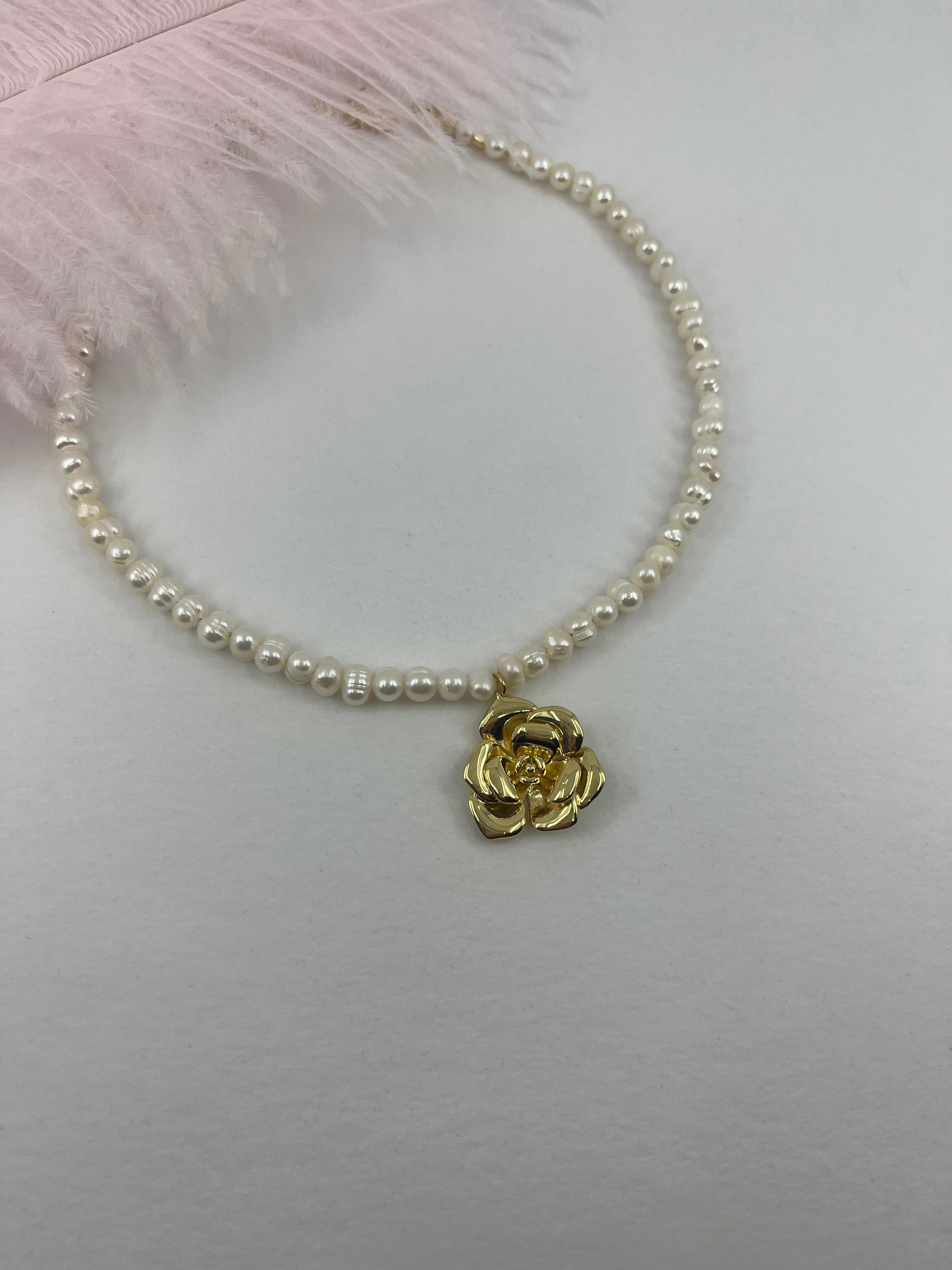 Pearl Necklace with gold rose pendants: 18K Gold Plated