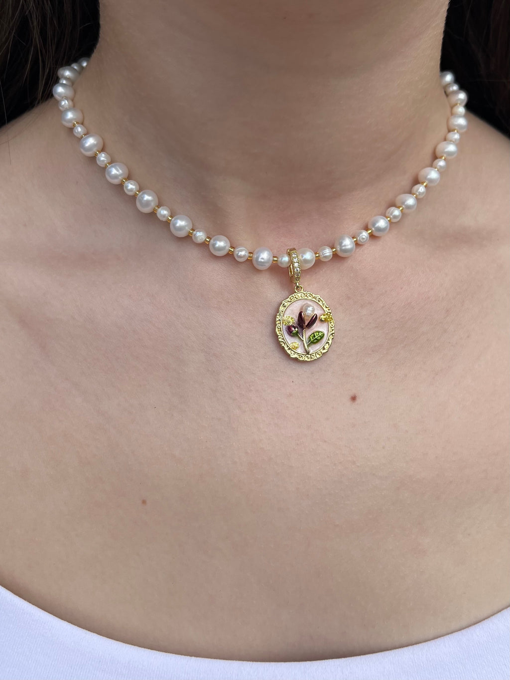 Pearl Necklace with enamel pendant: 18K Gold Plated