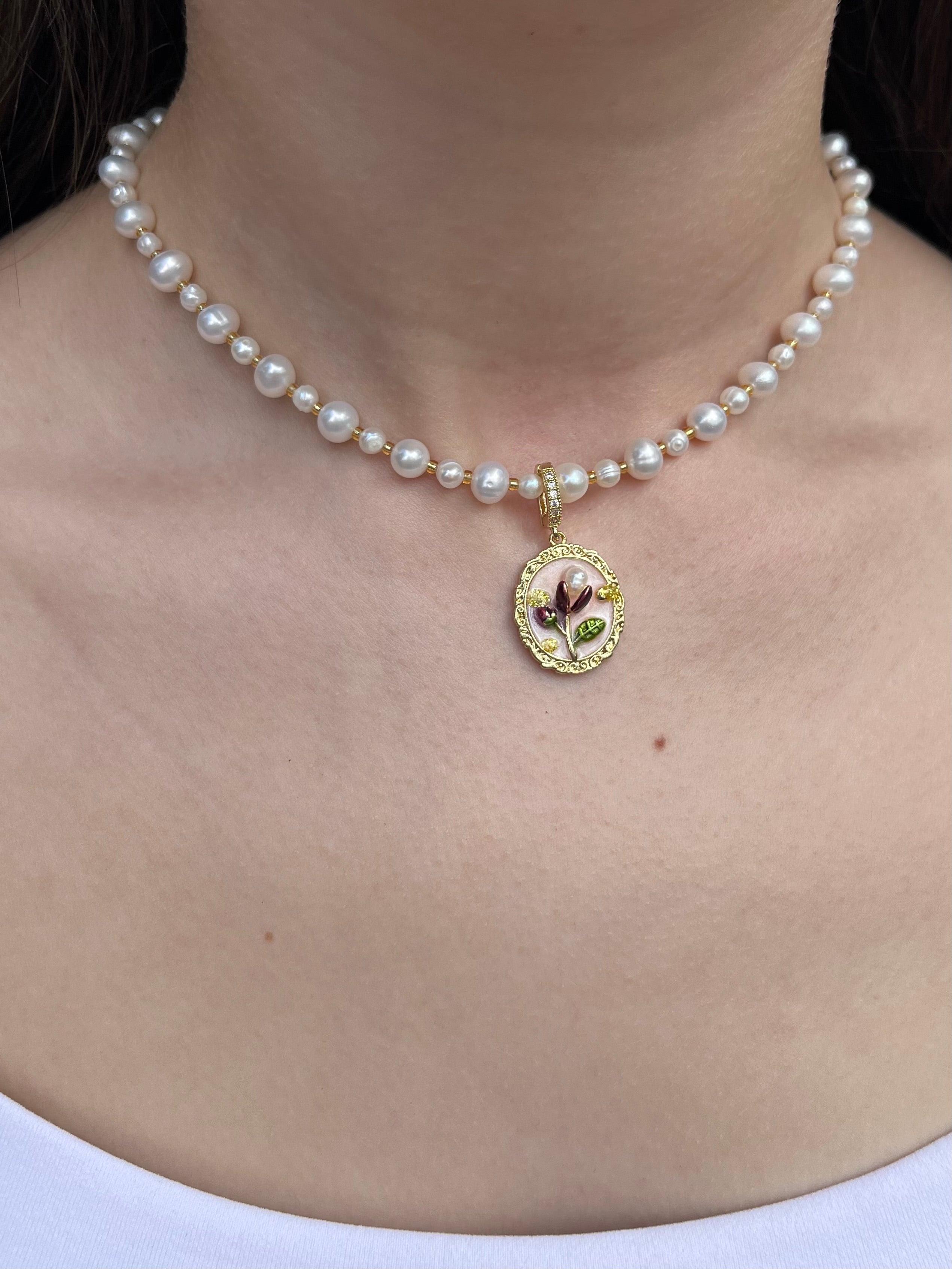 Pearl Necklace with enamel pendant: 18K Gold Plated