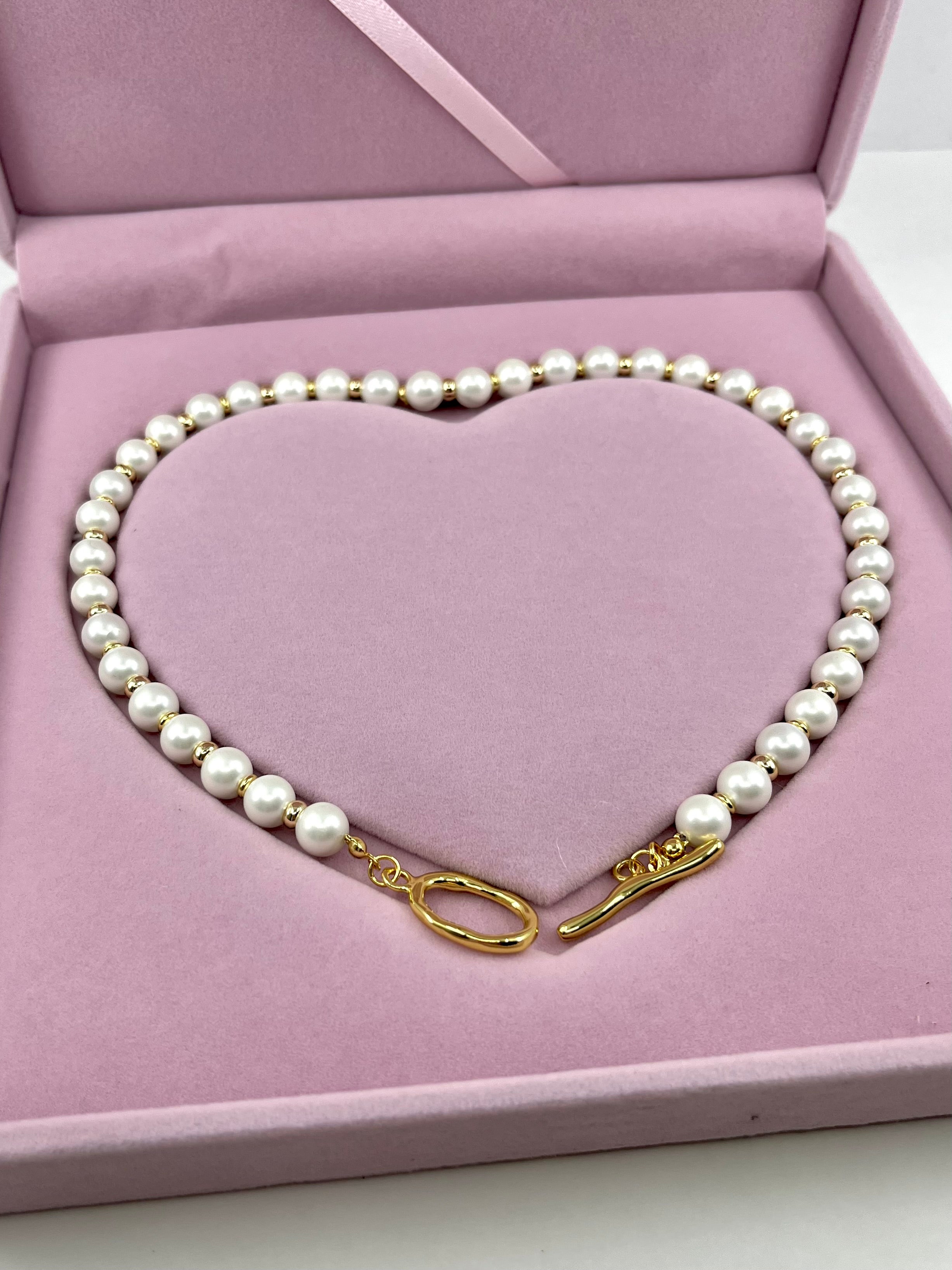 Shell Pearl Necklace with toggle: 18K Gold Plated