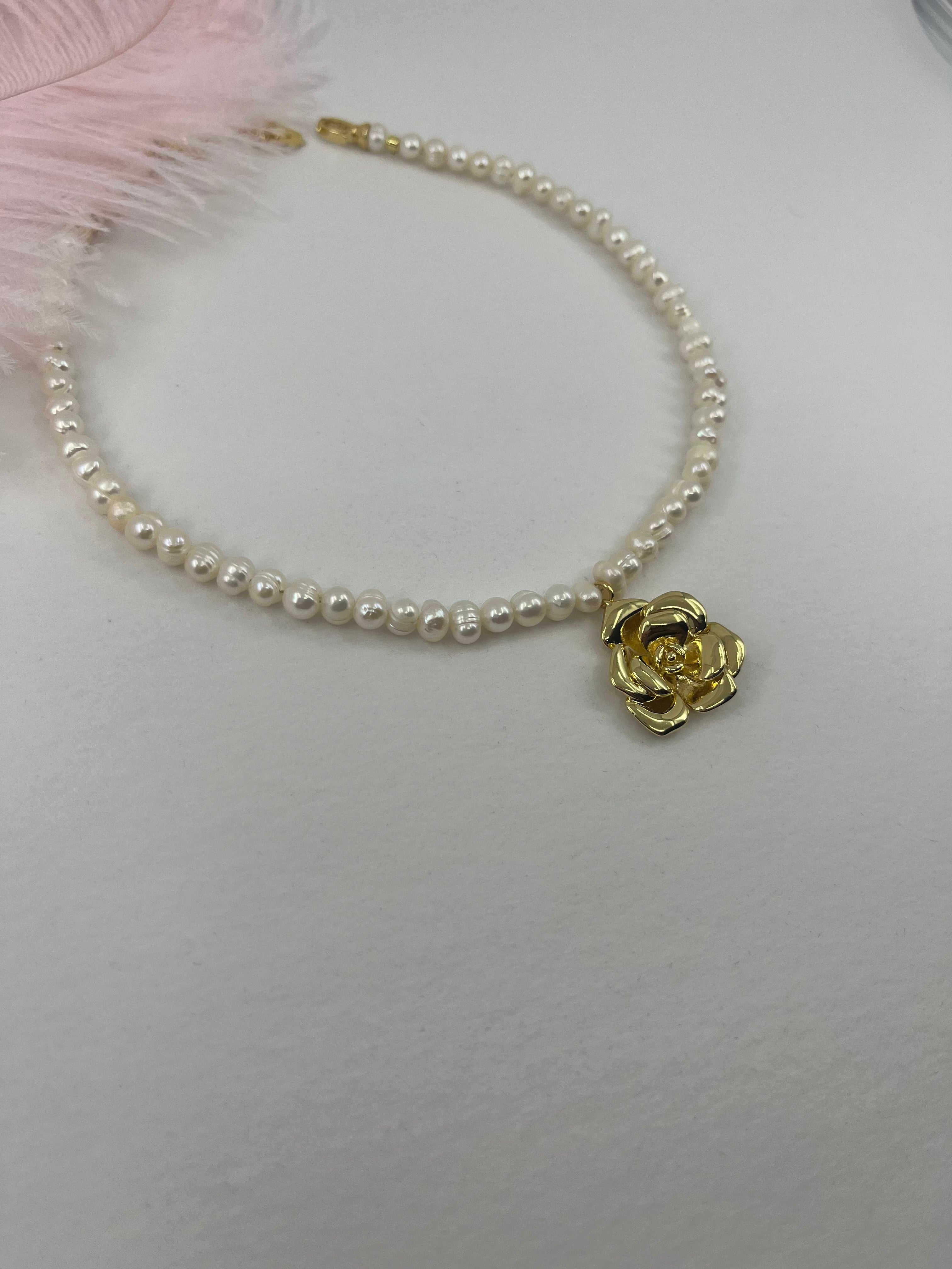 Pearl Necklace with gold rose pendants: 18K Gold Plated
