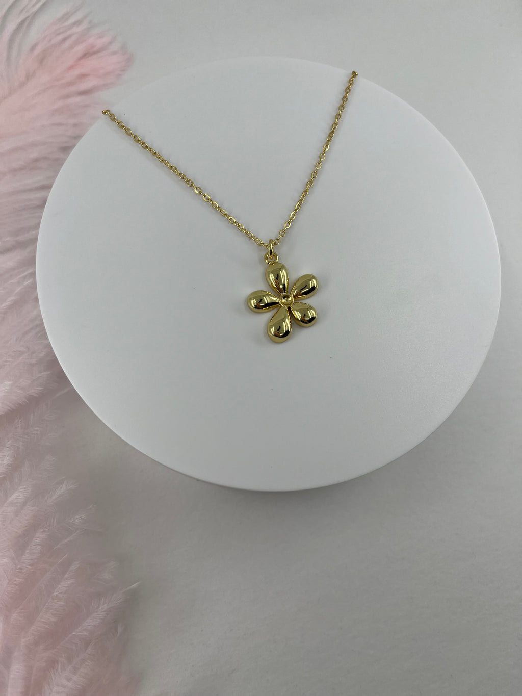 Choker necklace with gold flower pendants: 18K Gold Plated
