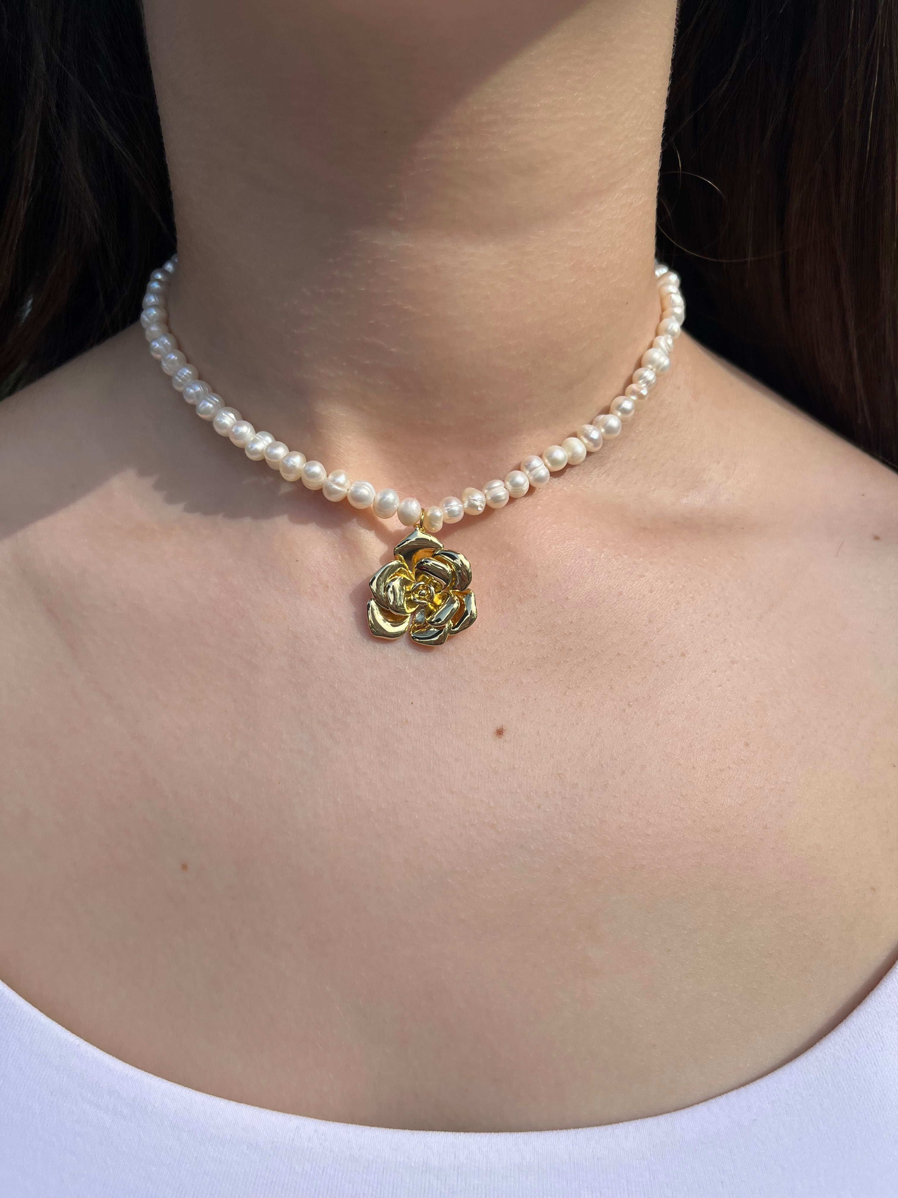 Pearl Necklace with gold rose pendants: 18K Gold Plated