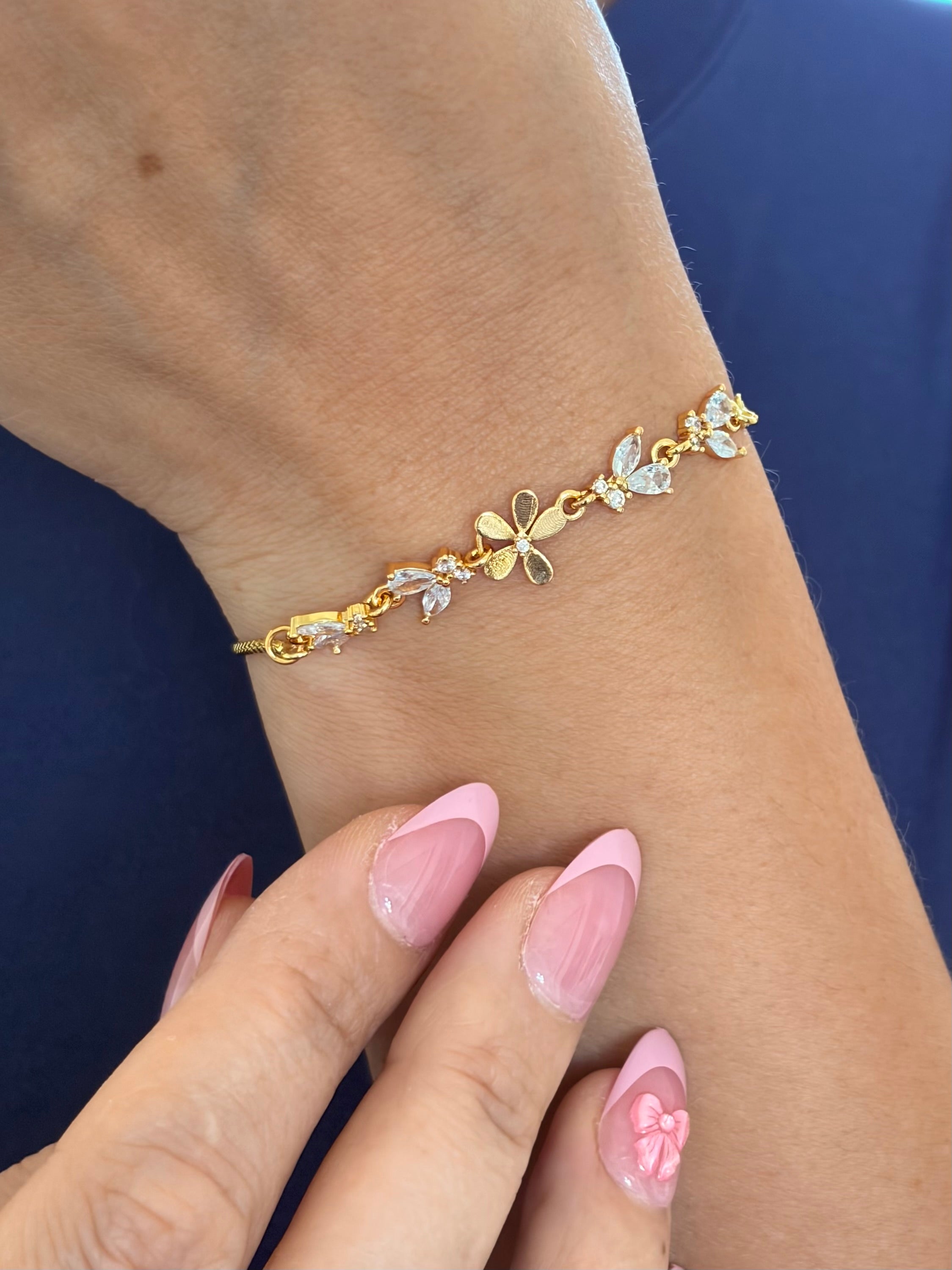 Flowers bracelet with slider chain